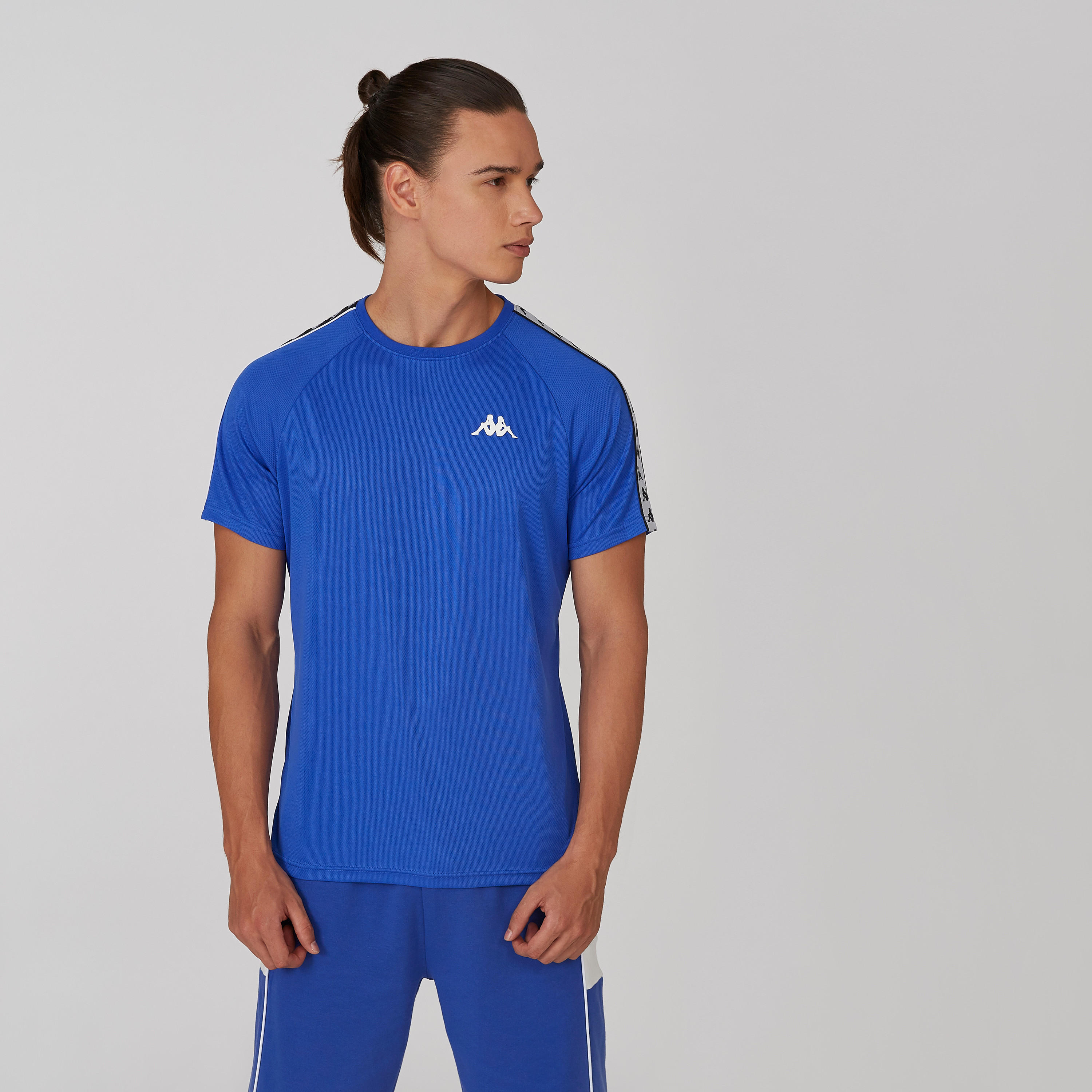 تيشيرت بياقة مستديرة وأكمام قصيرة وطبعات من كابا-men-clothing-sportswearandactivewear-tshirtsandpolos-image-1