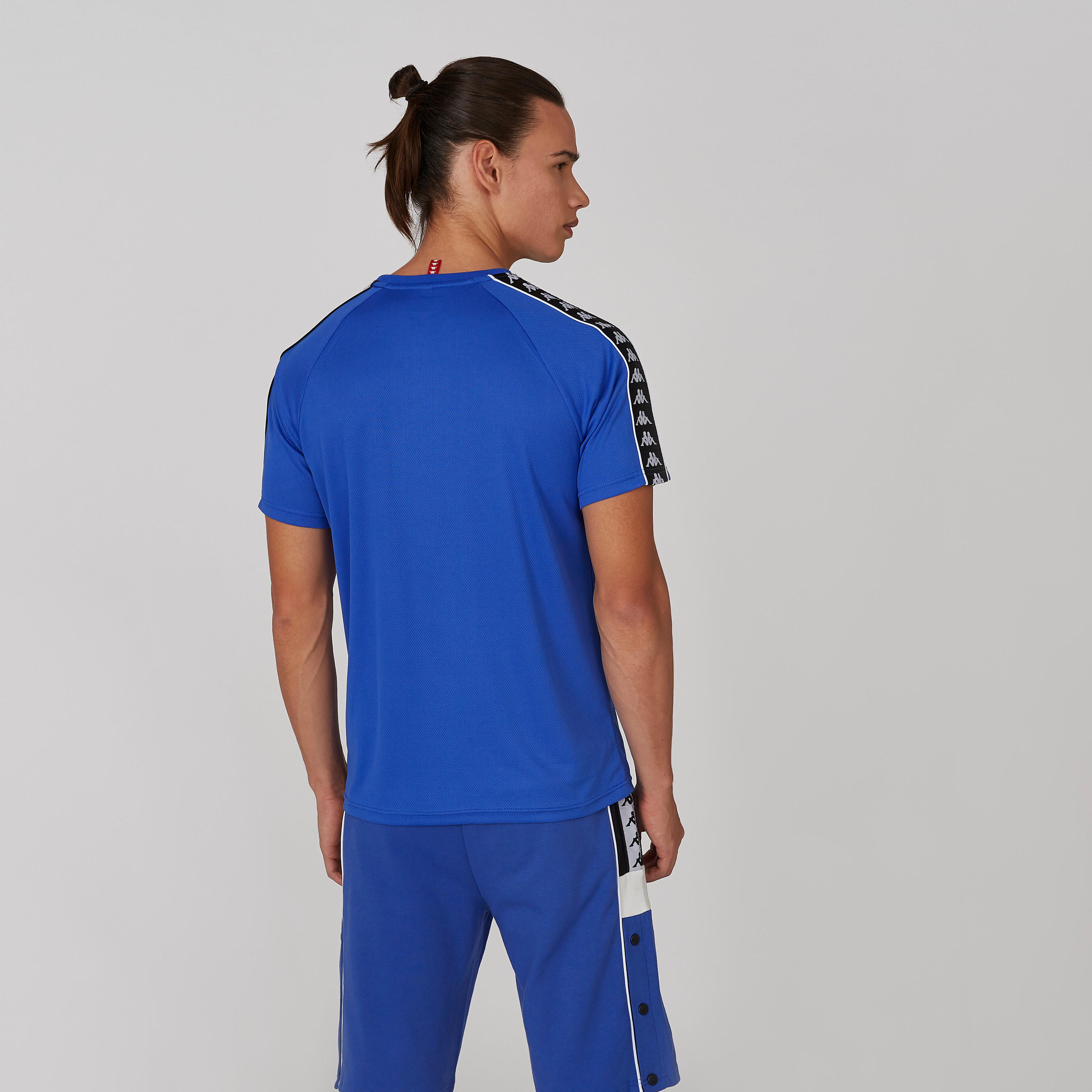 تيشيرت بياقة مستديرة وأكمام قصيرة وطبعات من كابا-men-clothing-sportswearandactivewear-tshirtsandpolos-image-2
