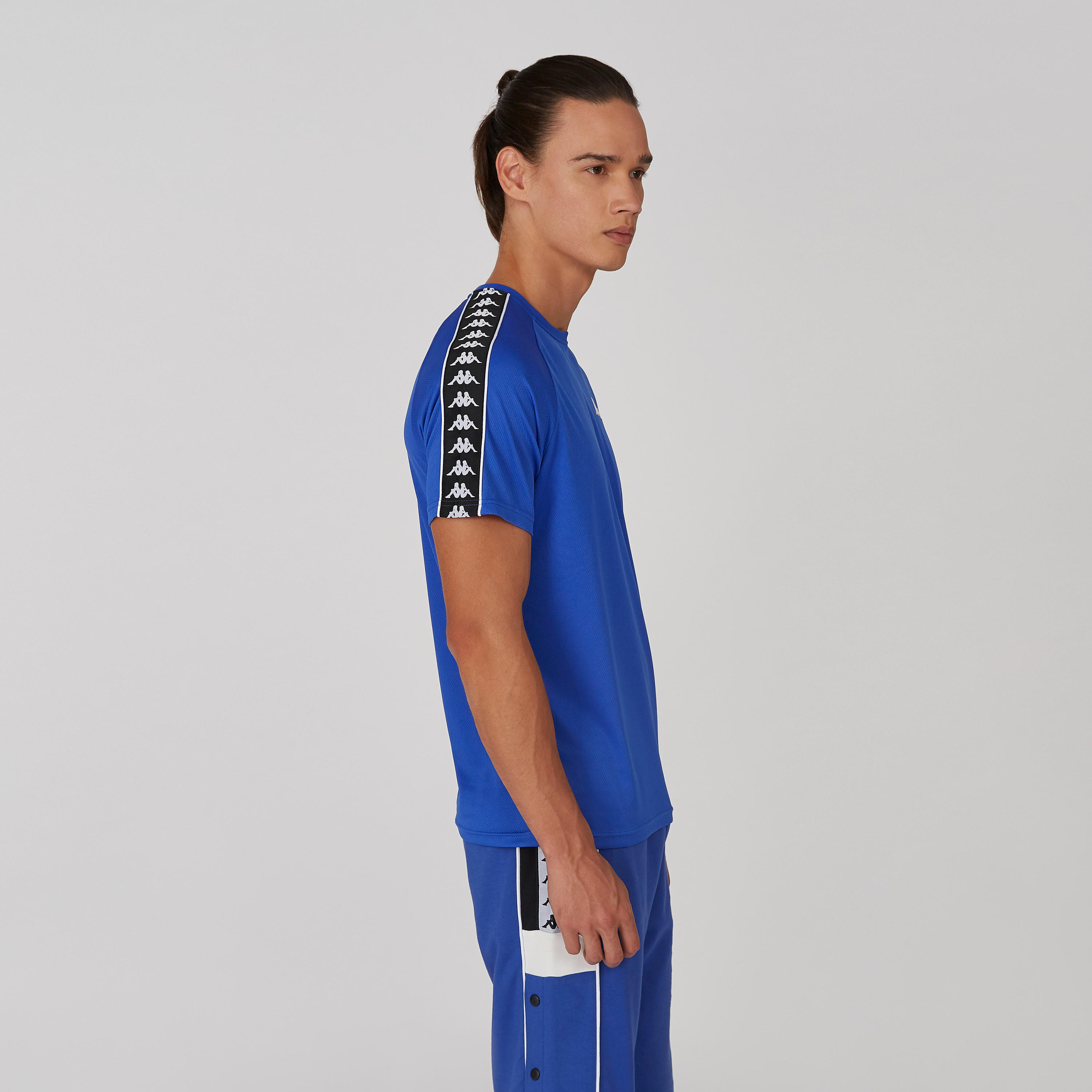 تيشيرت بياقة مستديرة وأكمام قصيرة وطبعات من كابا-men-clothing-sportswearandactivewear-tshirtsandpolos-image-3