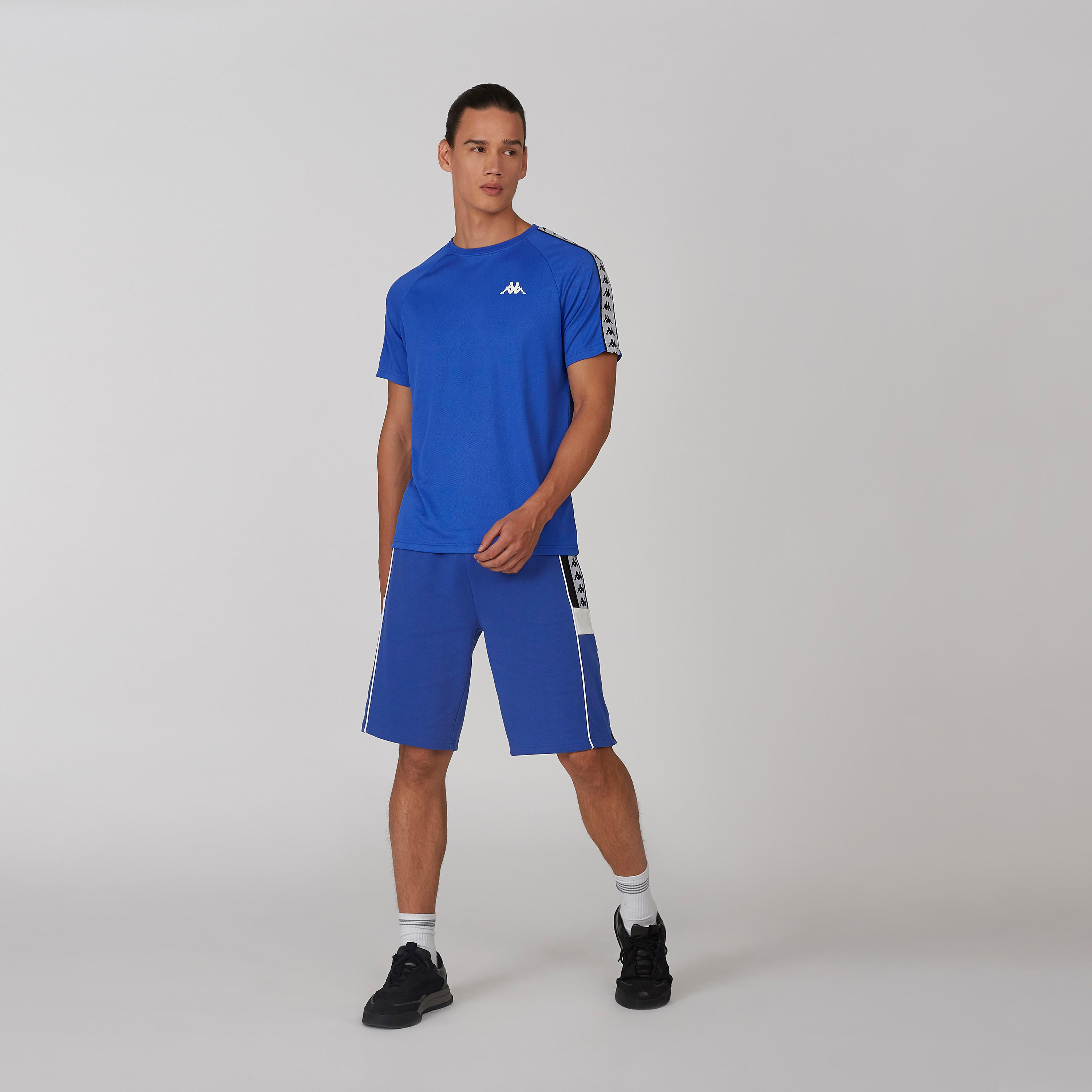 تيشيرت بياقة مستديرة وأكمام قصيرة وطبعات من كابا-men-clothing-sportswearandactivewear-tshirtsandpolos-image-4