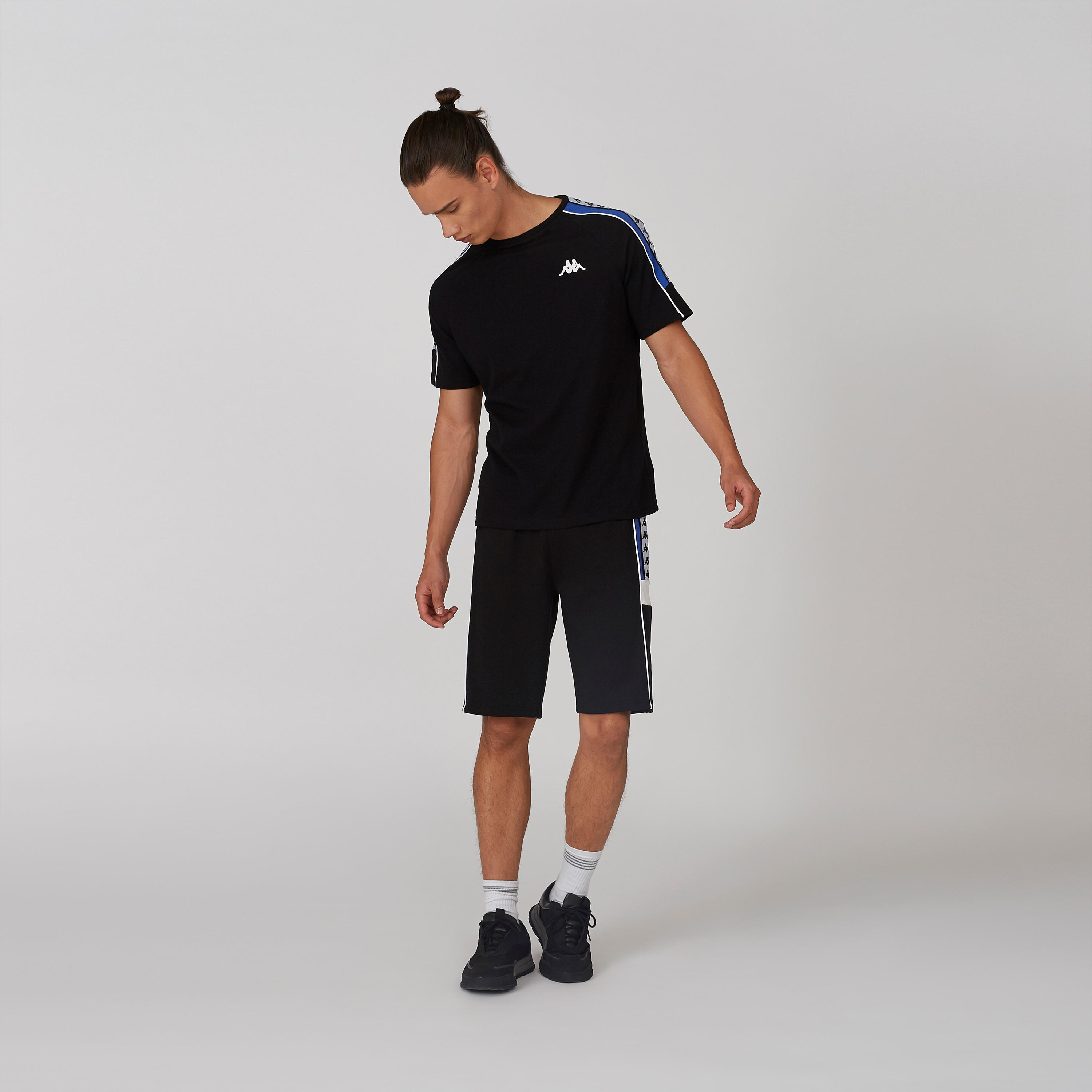 تيشيرت بياقة مستديرة وأكمام قصيرة وطبعات من كابا-men-clothing-sportswearandactivewear-tshirtsandpolos-image-1
