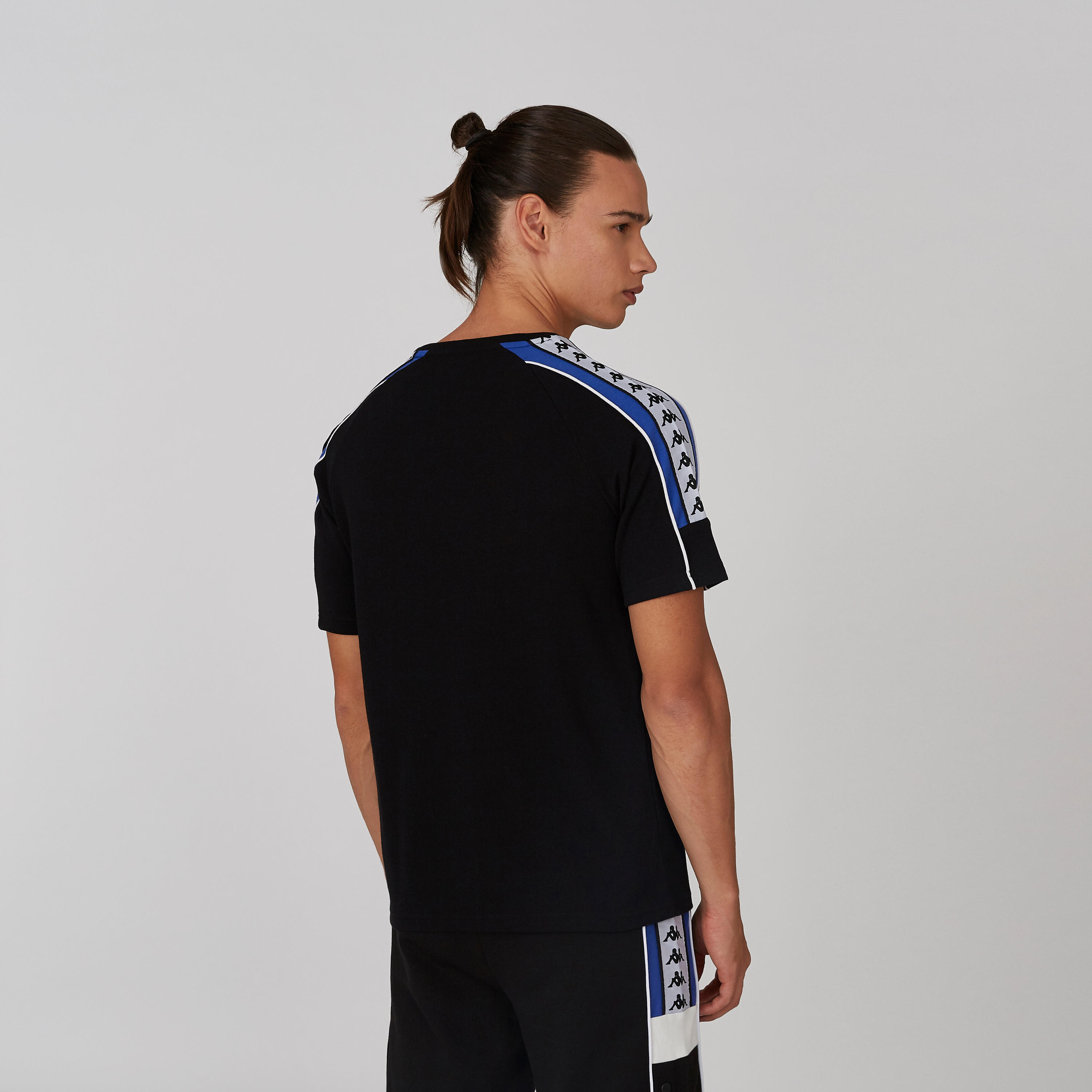 تيشيرت بياقة مستديرة وأكمام قصيرة وطبعات من كابا-men-clothing-sportswearandactivewear-tshirtsandpolos-image-2