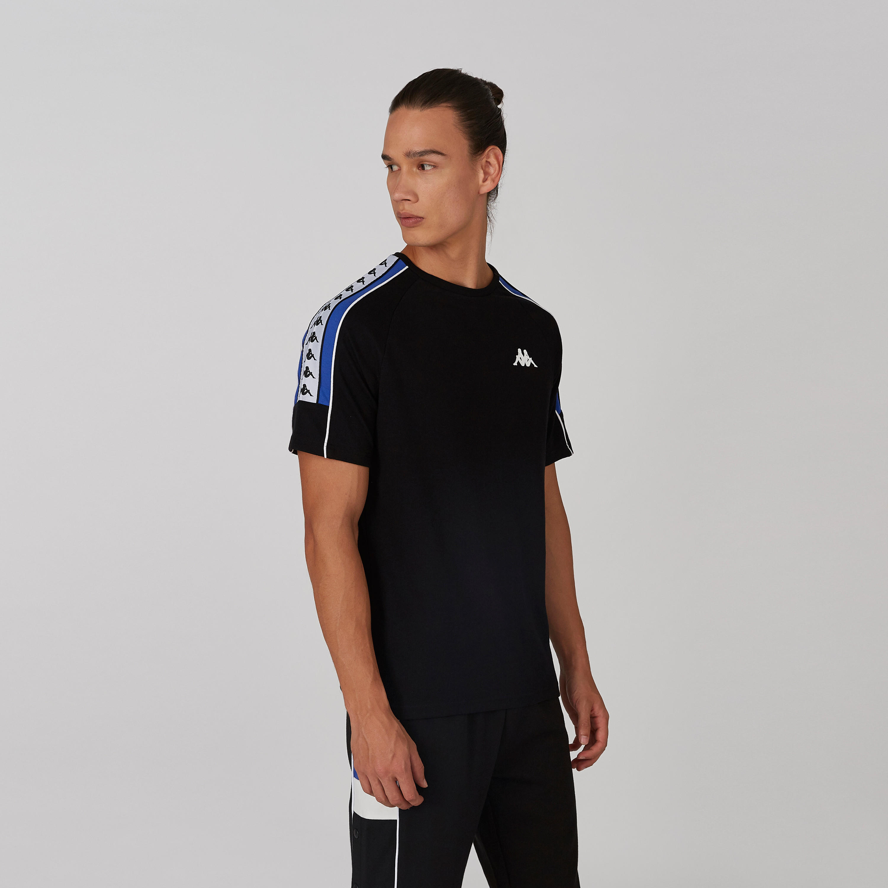 تيشيرت بياقة مستديرة وأكمام قصيرة وطبعات من كابا-men-clothing-sportswearandactivewear-tshirtsandpolos-image-3