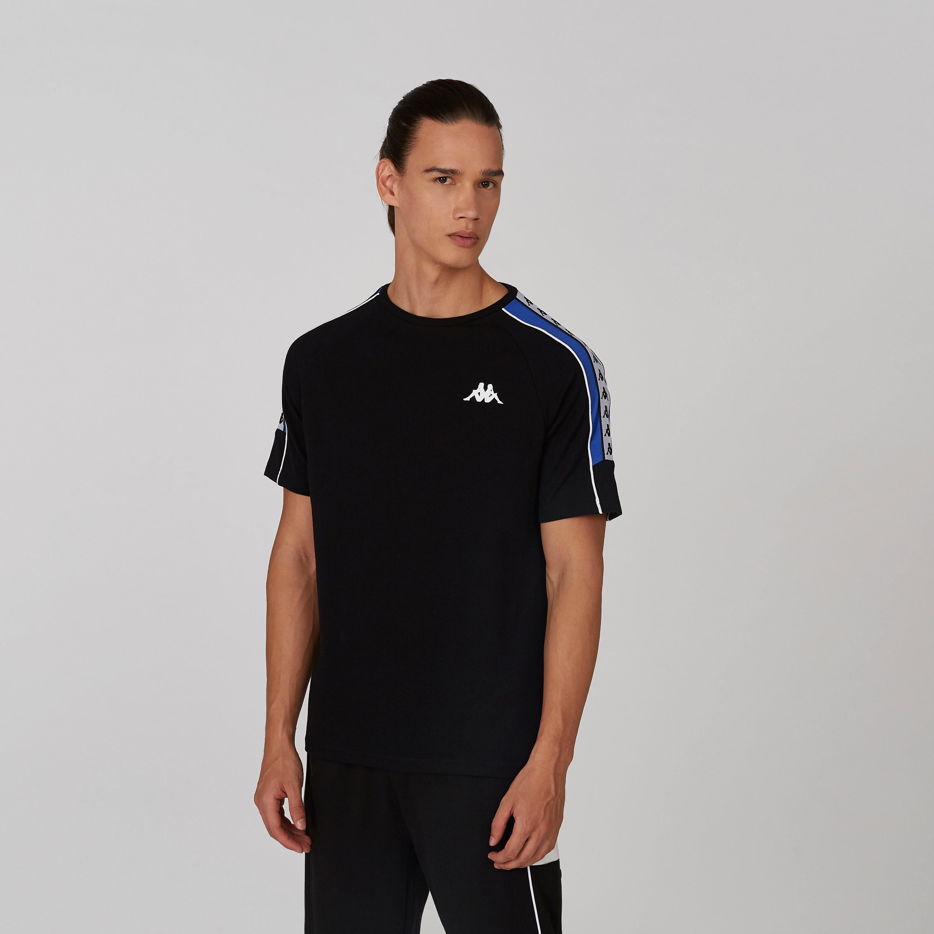 تيشيرت بياقة مستديرة وأكمام قصيرة وطبعات من كابا-men-clothing-sportswearandactivewear-tshirtsandpolos-image-4