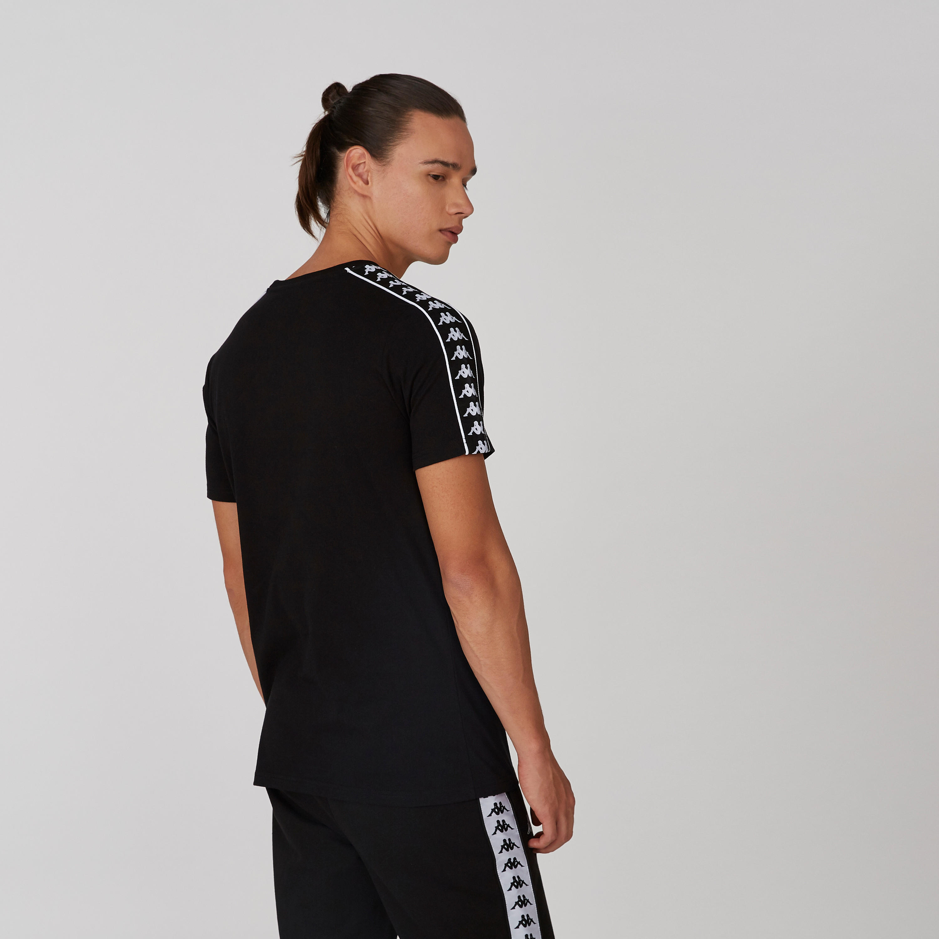 تيشيرت بياقة مستديرة وأكمام قصيرة وطبعات من كابا-men-clothing-tshirtsandpolos-tshirts-image-9