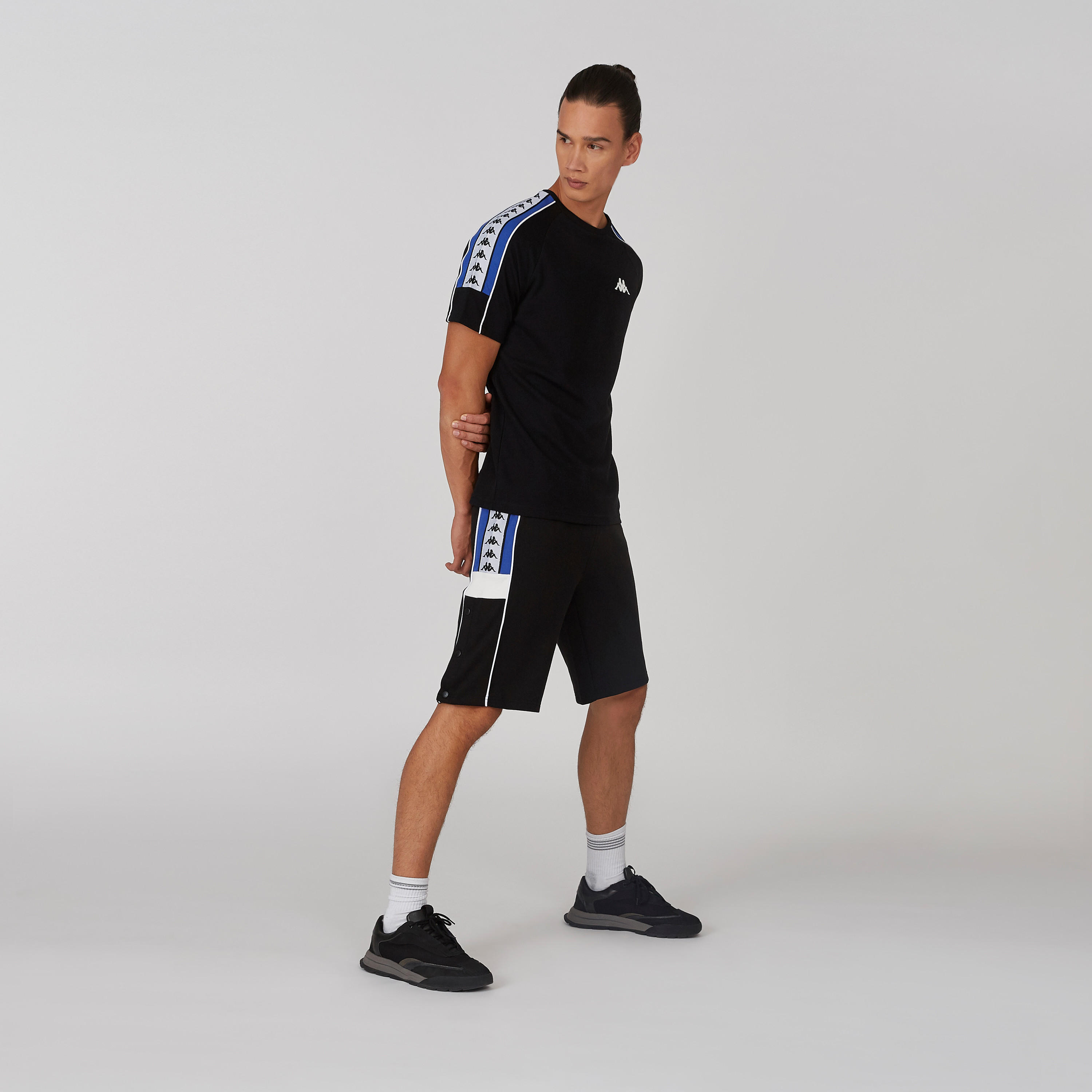 شورت بخصر مطاطي وطبعات من كابا-men-clothing-sportswearandactivewear-bottoms-image-2