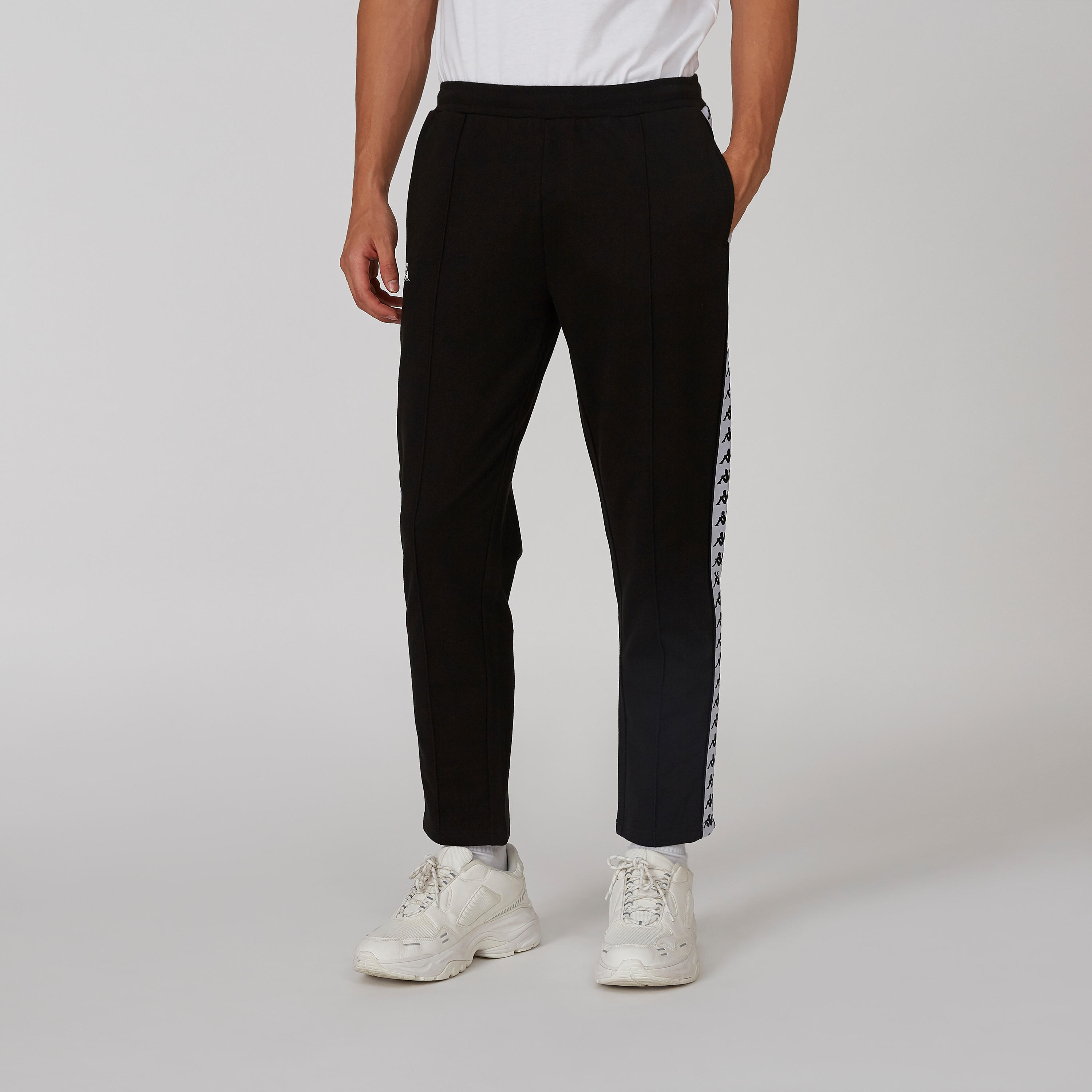بنطلون رياضي بخصر مطاطي وطبعات من كابا-men-clothing-sportswearandactivewear-bottoms-image-1