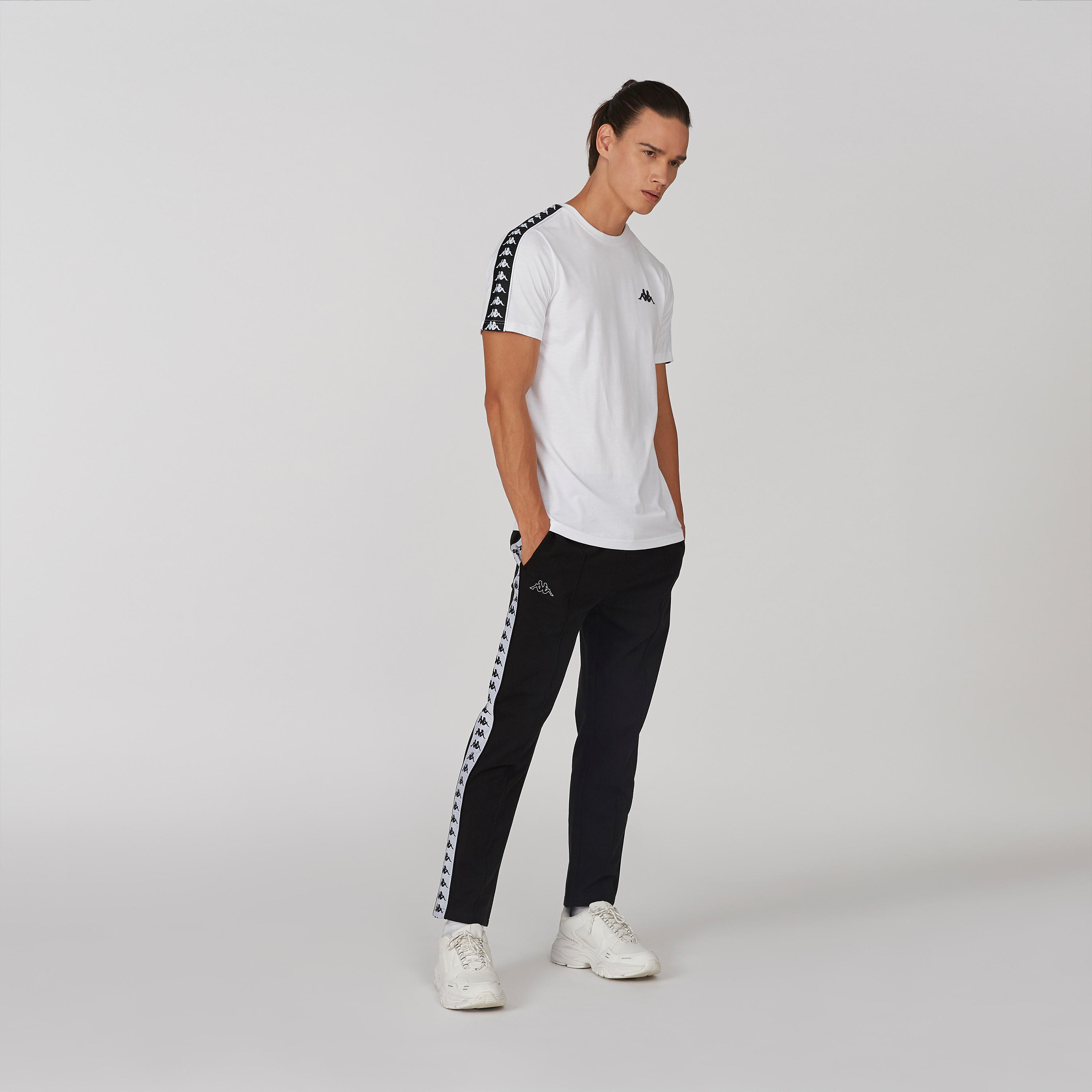 بنطلون رياضي بخصر مطاطي وطبعات من كابا-men-clothing-sportswearandactivewear-bottoms-image-4