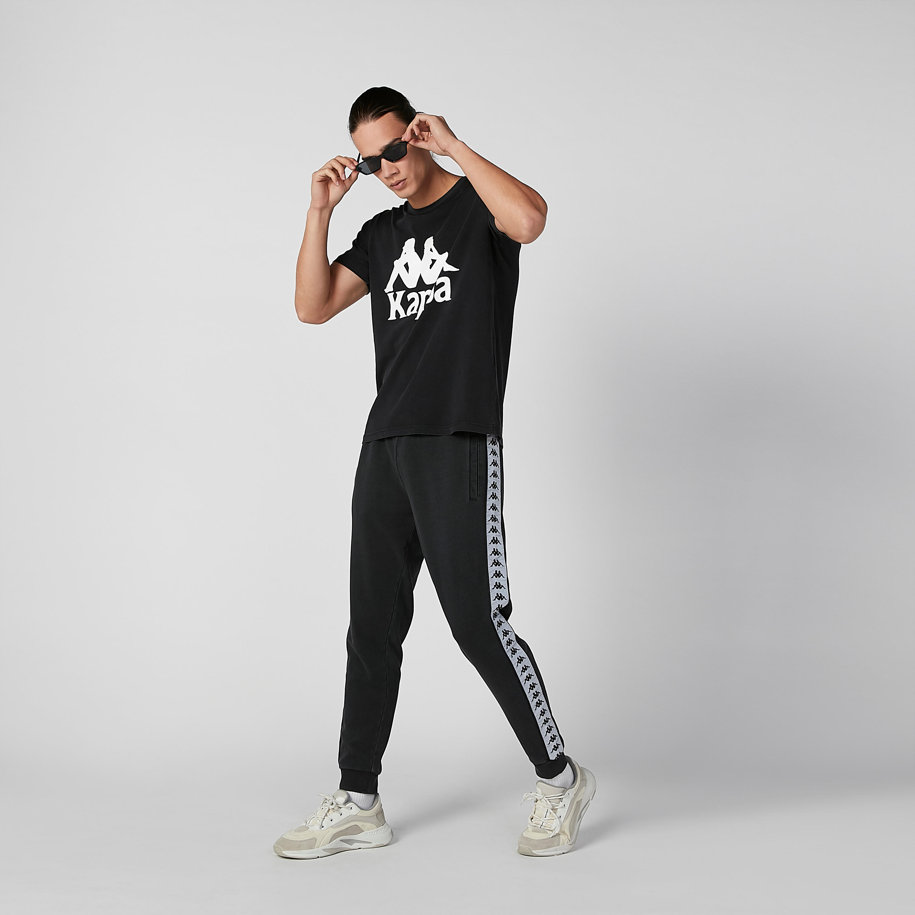 تيشيرت بياقة مستديرة وأكمام قصيرة وطبعات من كابا-men-clothing-sportswearandactivewear-tshirtsandpolos-image-2