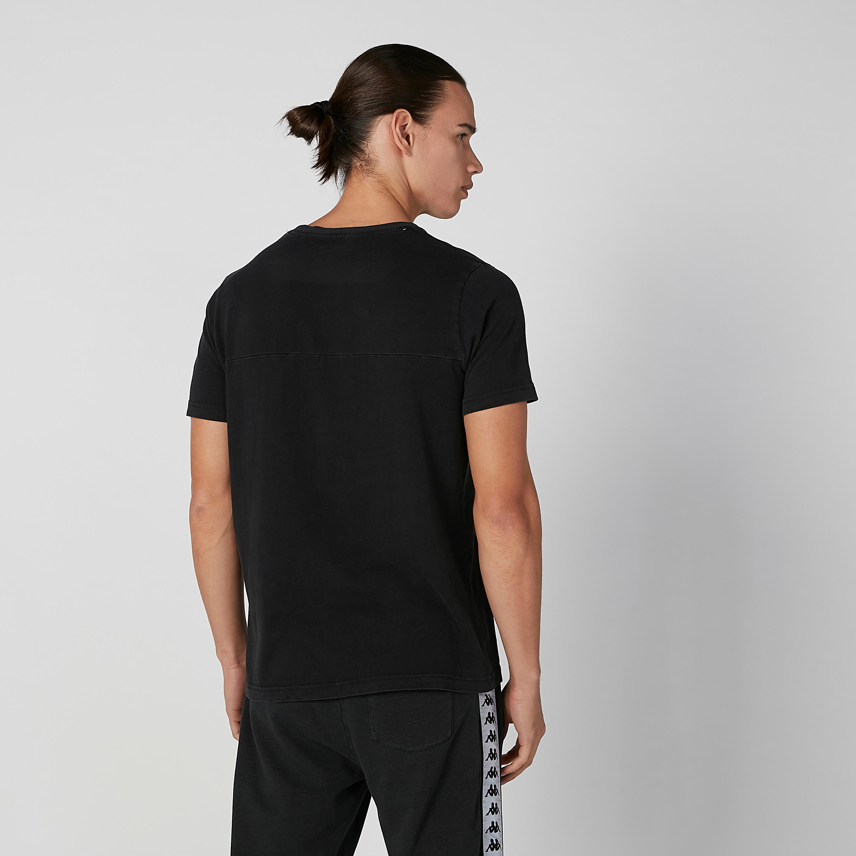 تيشيرت بياقة مستديرة وأكمام قصيرة وطبعات من كابا-men-clothing-sportswearandactivewear-tshirtsandpolos-image-3