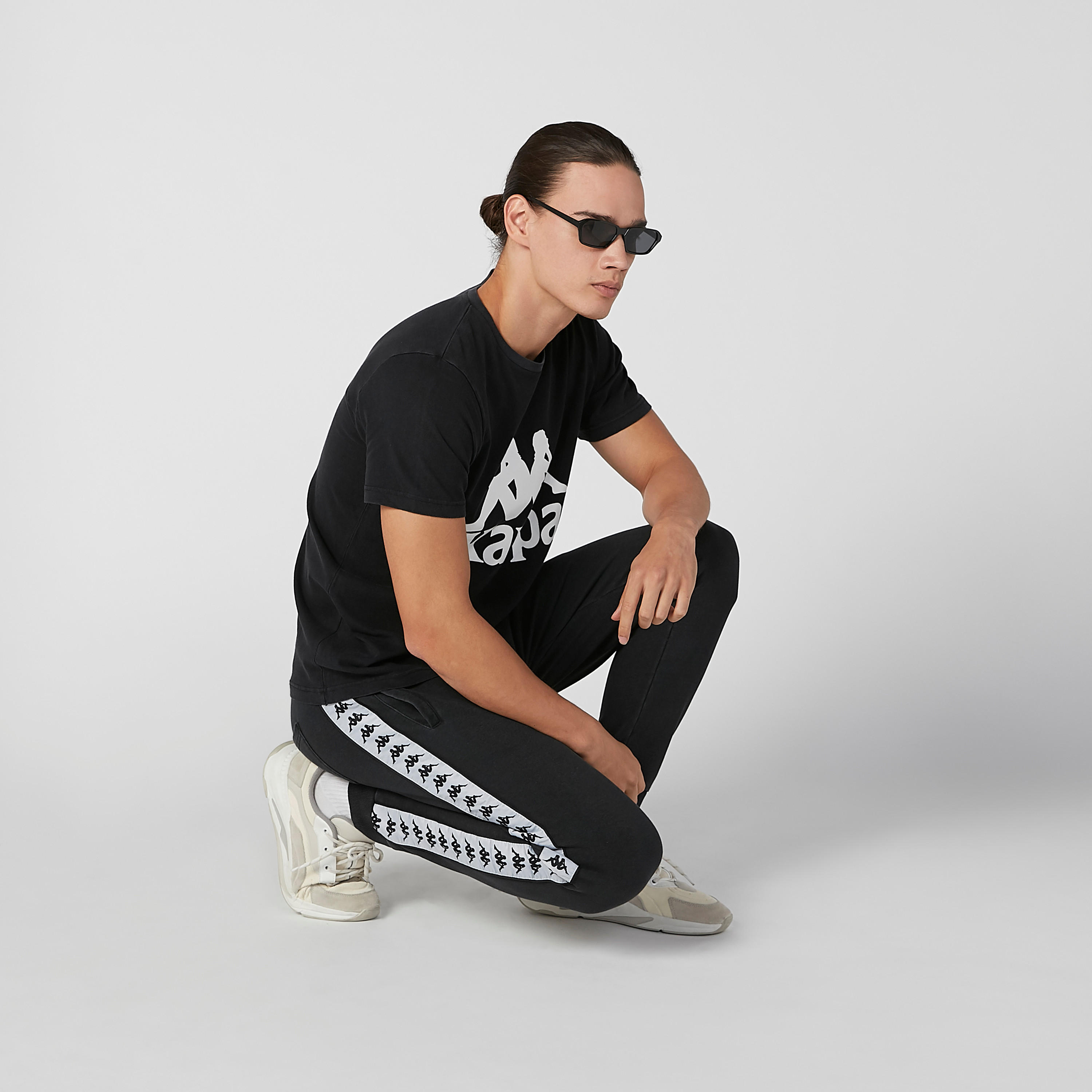 تيشيرت بياقة مستديرة وأكمام قصيرة وطبعات من كابا-men-clothing-sportswearandactivewear-tshirtsandpolos-image-4