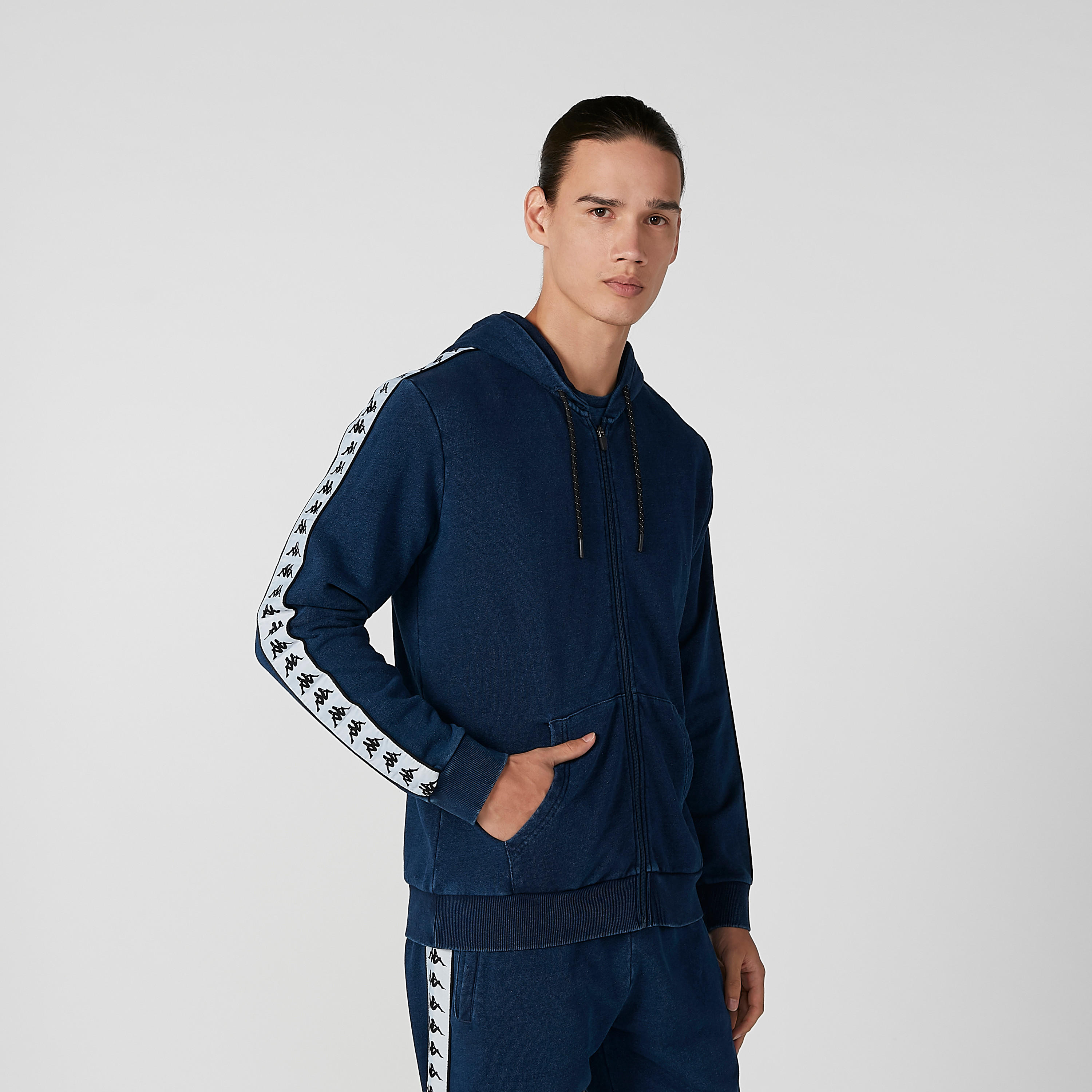 هودي بأكمام طويلة وسحّاب إغلاق وطبعات من كابا-men-winterwear-hoodiesandsweatshirts-image-1