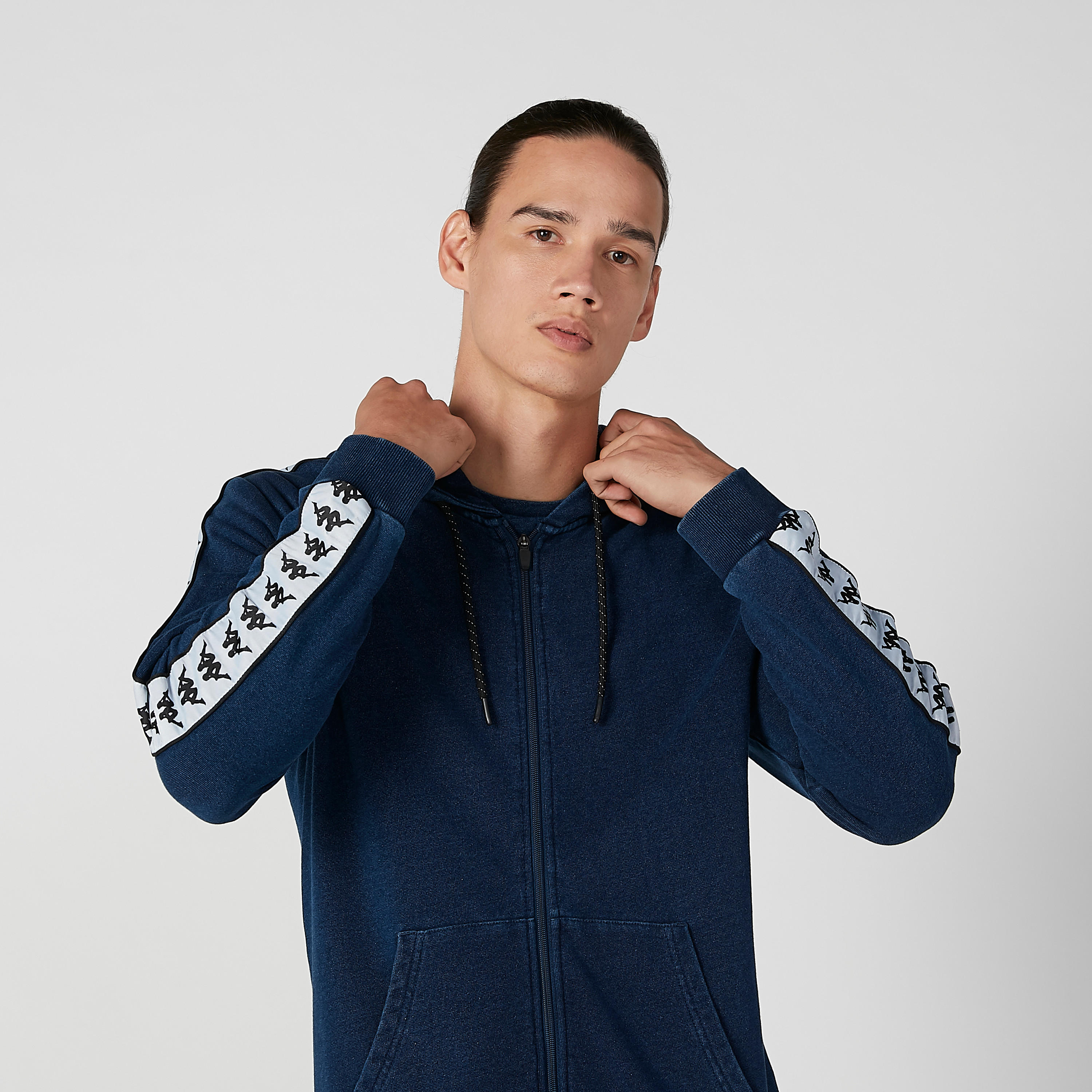 هودي بأكمام طويلة وسحّاب إغلاق وطبعات من كابا-men-winterwear-hoodiesandsweatshirts-image-3