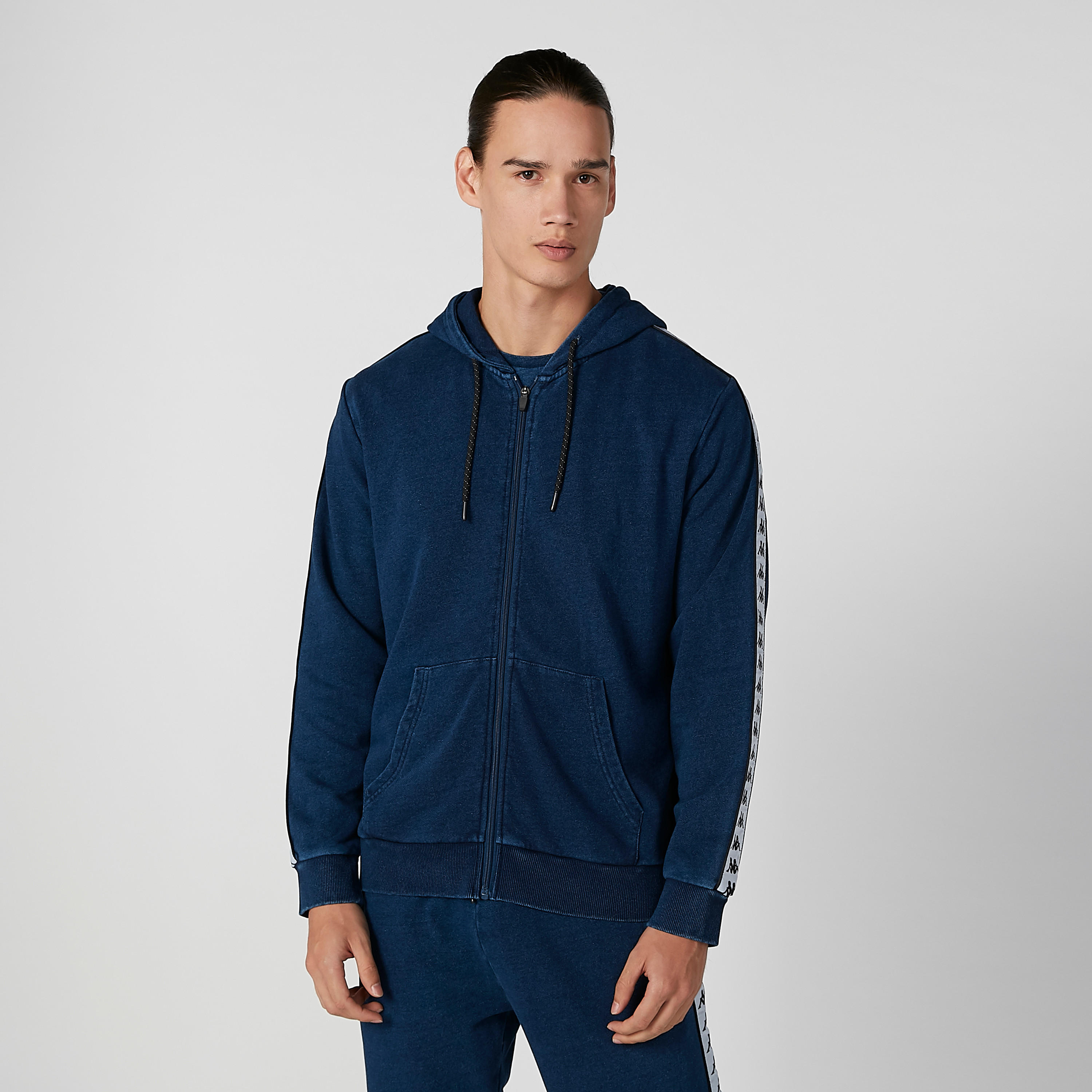 هودي بأكمام طويلة وسحّاب إغلاق وطبعات من كابا-men-winterwear-hoodiesandsweatshirts-image-4