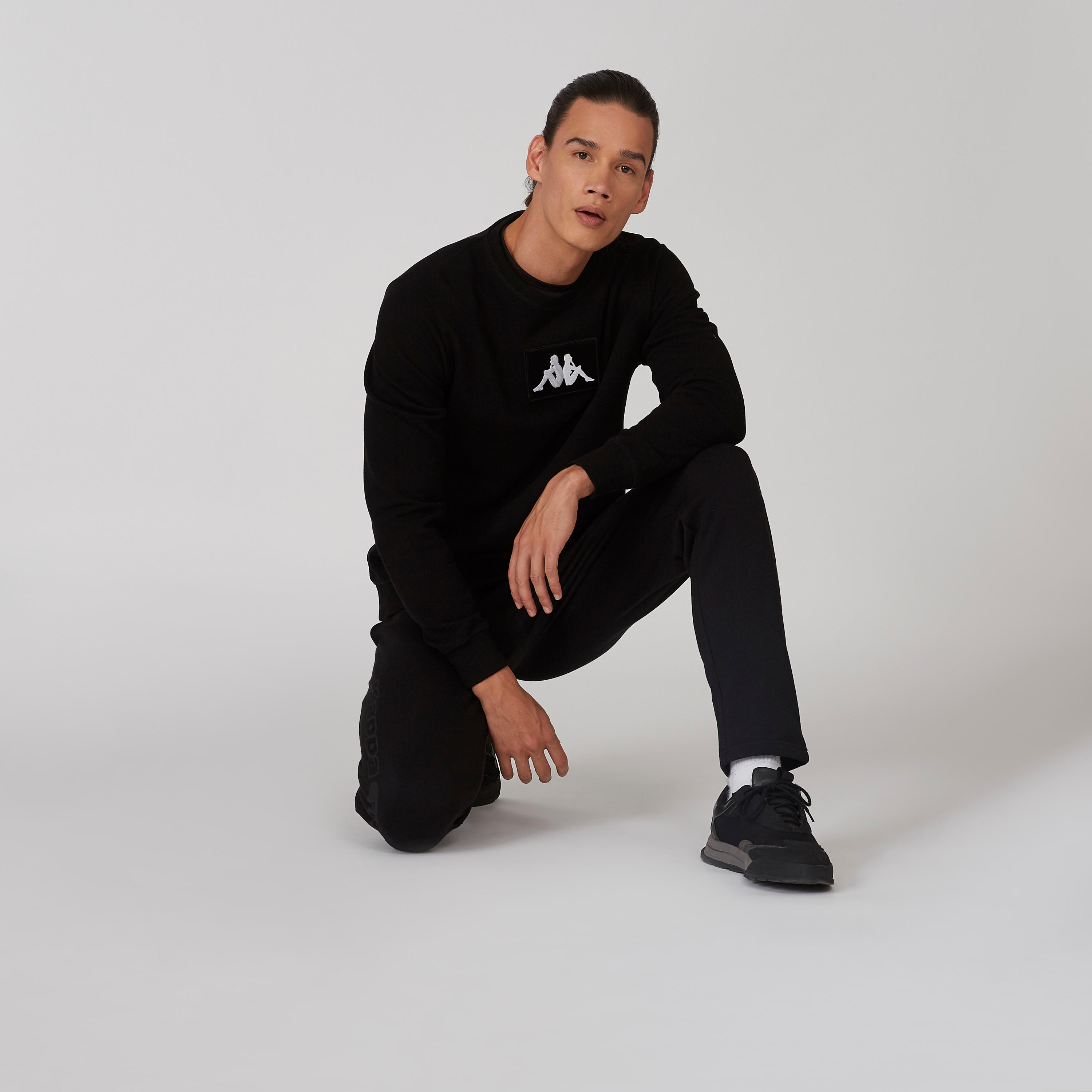 سويت شيرت بياقة ضيّقة وأكمام طويلة وطبعات من كابا-men-winterwear-hoodiesandsweatshirts-image-1