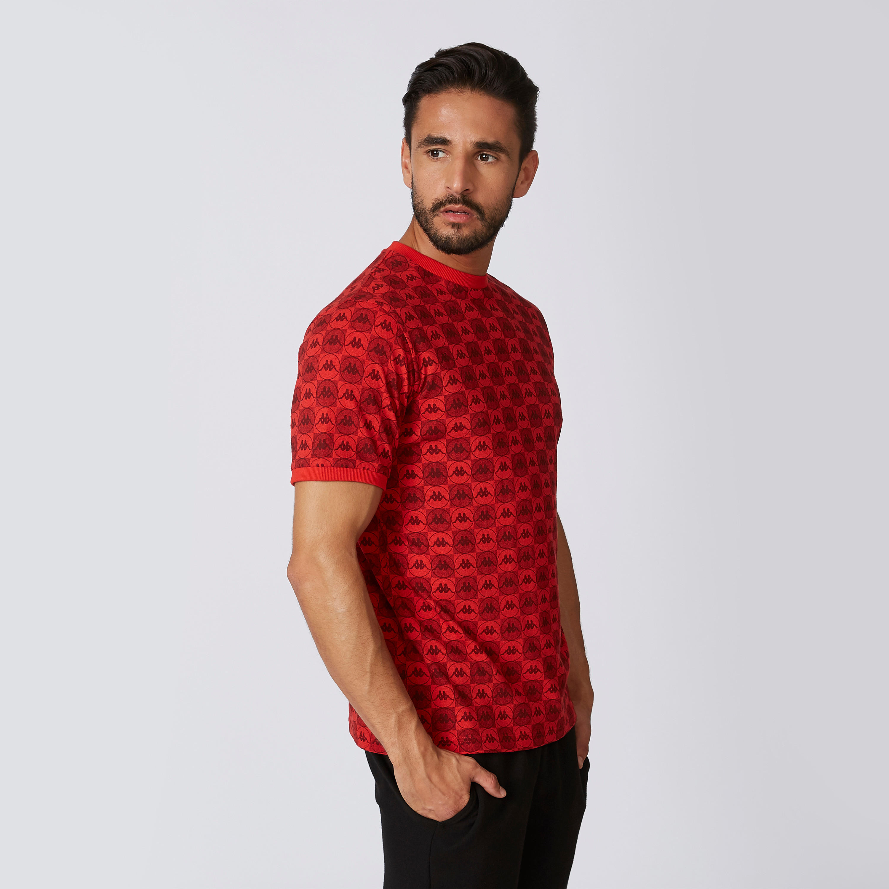 تيشيرت بياقة مضلّعة وأكمام قصيرة وطبعات من كابا-men-clothing-sportswearandactivewear-tshirtsandpolos-image-3