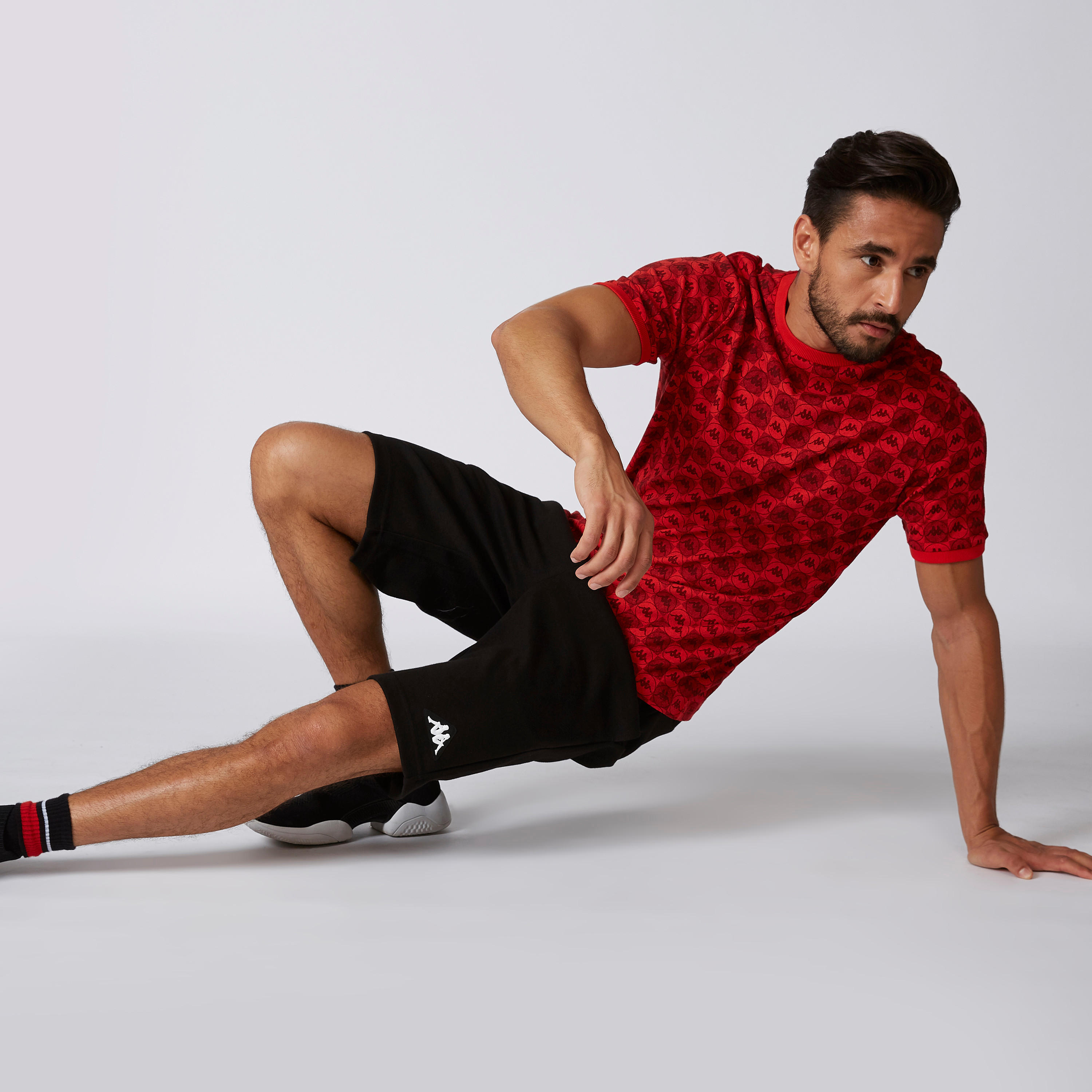 تيشيرت بياقة مضلّعة وأكمام قصيرة وطبعات من كابا-men-clothing-sportswearandactivewear-tshirtsandpolos-image-2