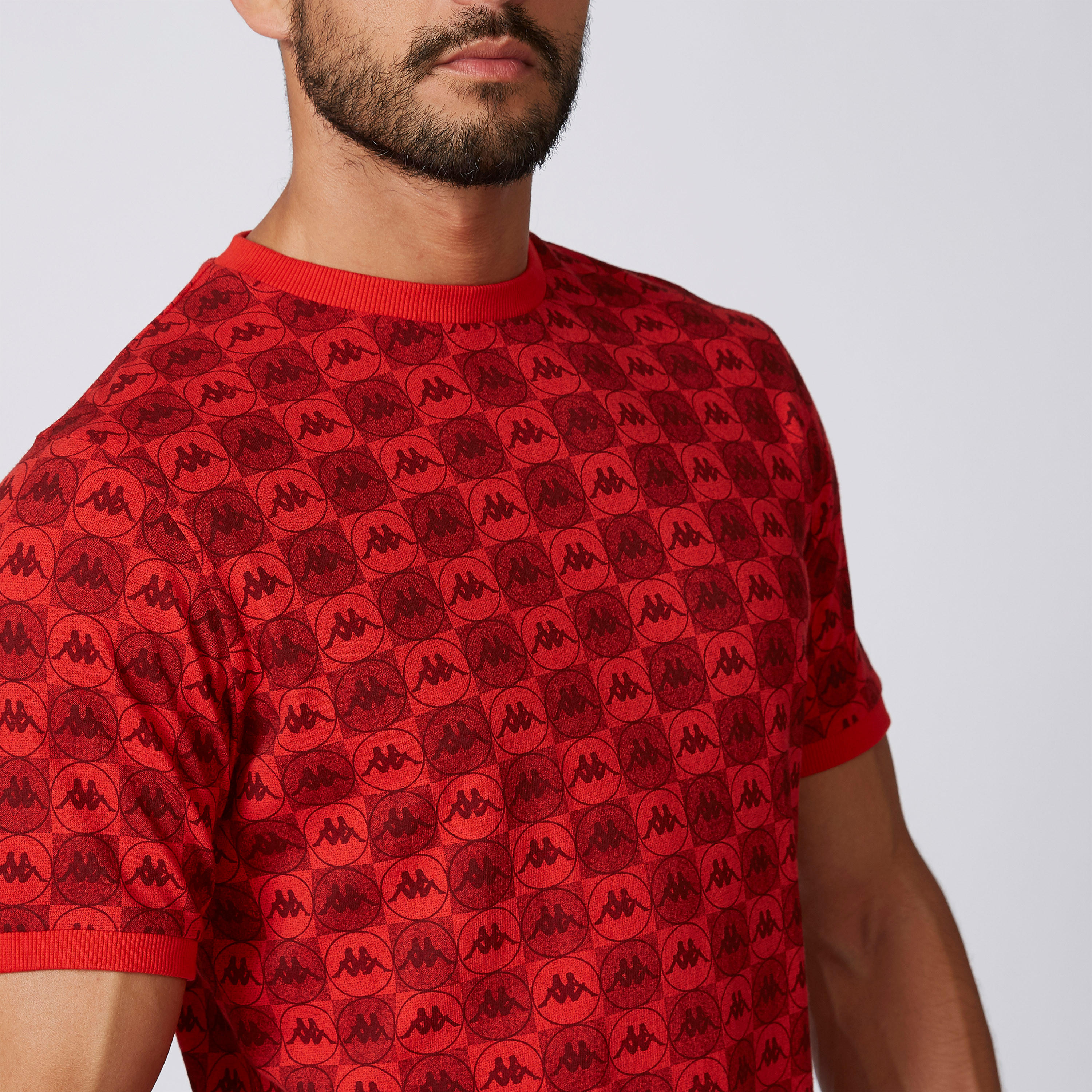 تيشيرت بياقة مضلّعة وأكمام قصيرة وطبعات من كابا-men-clothing-sportswearandactivewear-tshirtsandpolos-image-1