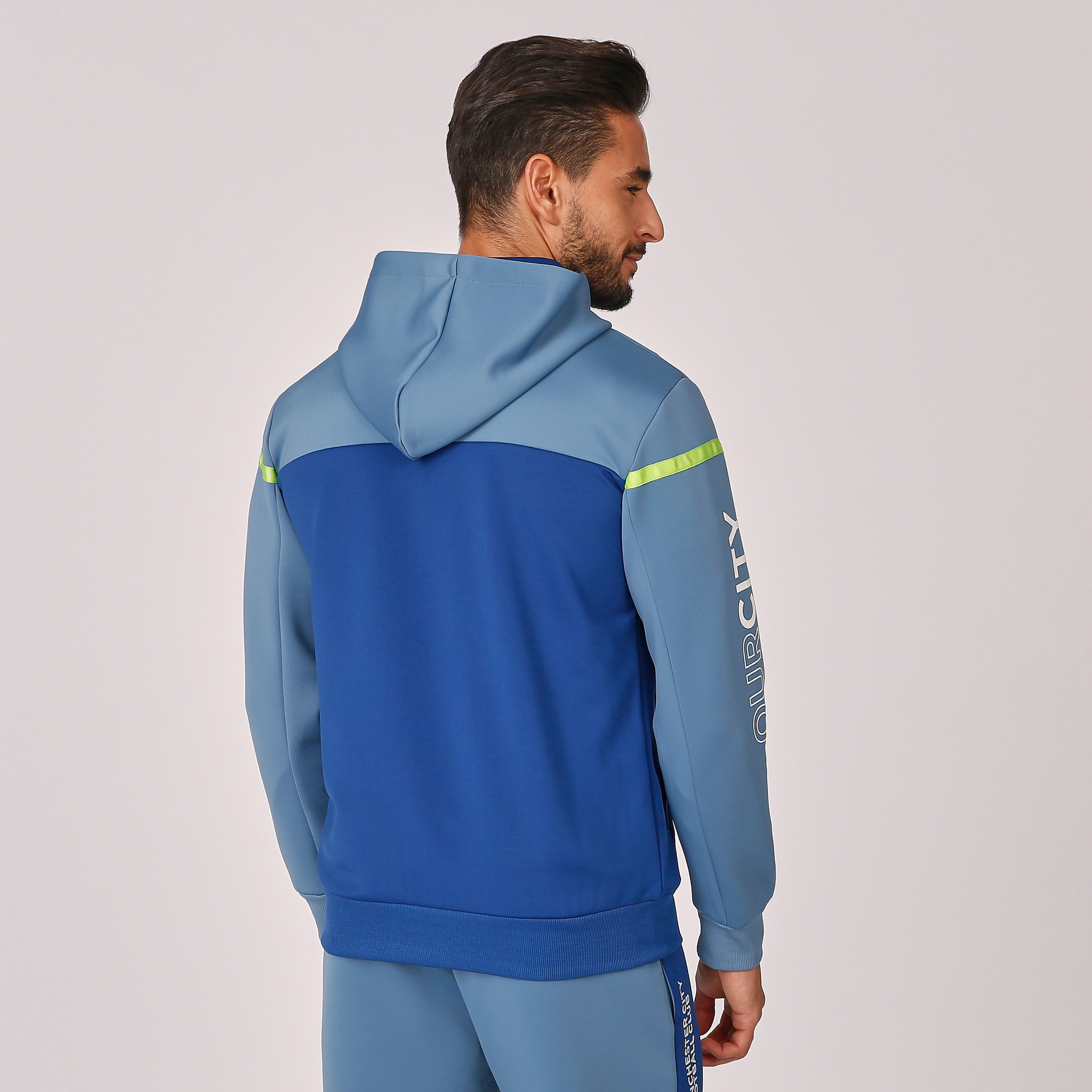 جاكيت بقبّعة مستدام بطبعات مانشستر سيتي -men-clothing-jacketsandblazers-jackets-image-3