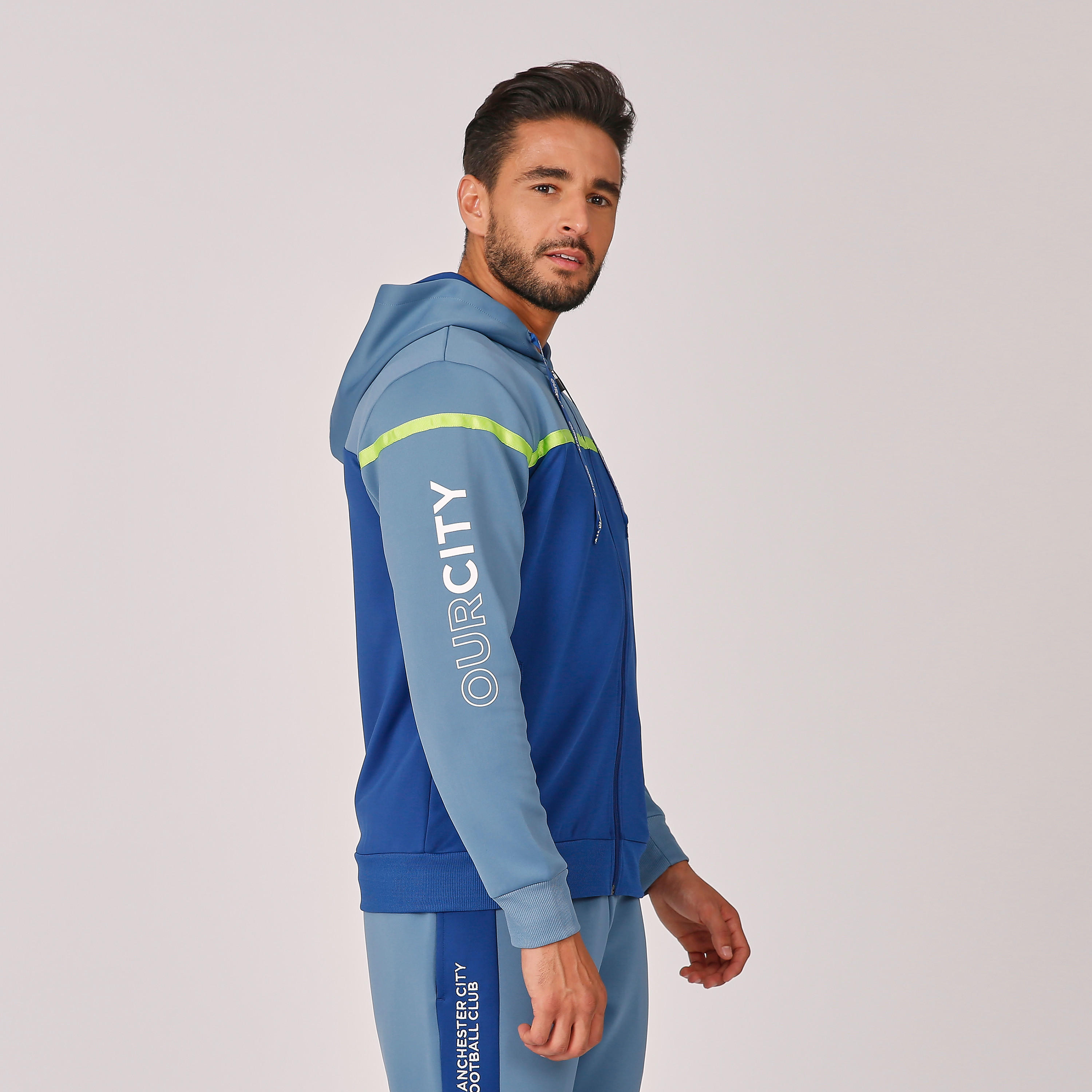 جاكيت بقبّعة مستدام بطبعات مانشستر سيتي -men-clothing-jacketsandblazers-jackets-image-4