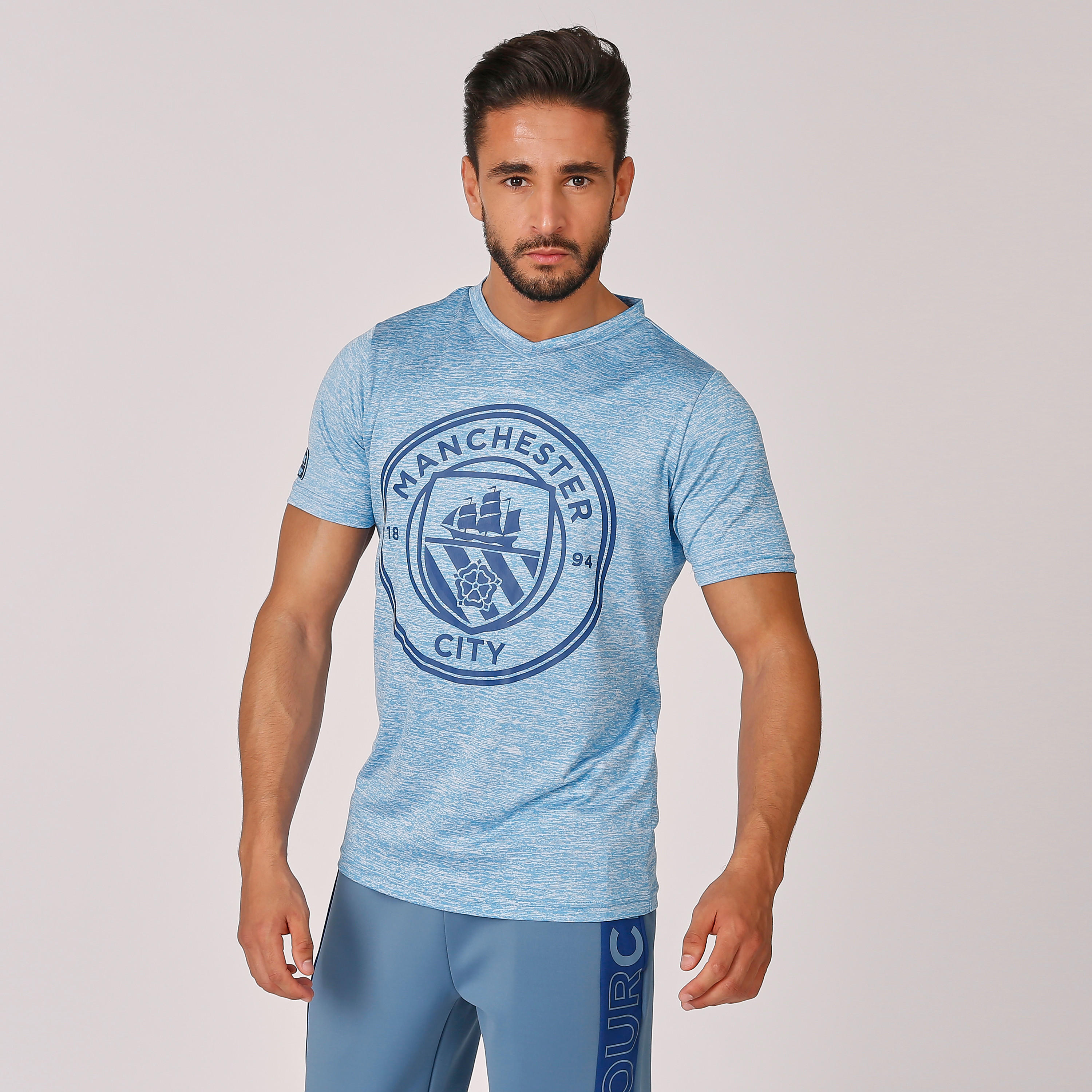 تيشيرت مستدام بياقة V وأكمام قصيرة وطبعات -men-clothing-sportswearandactivewear-tshirtsandpolos-image-1