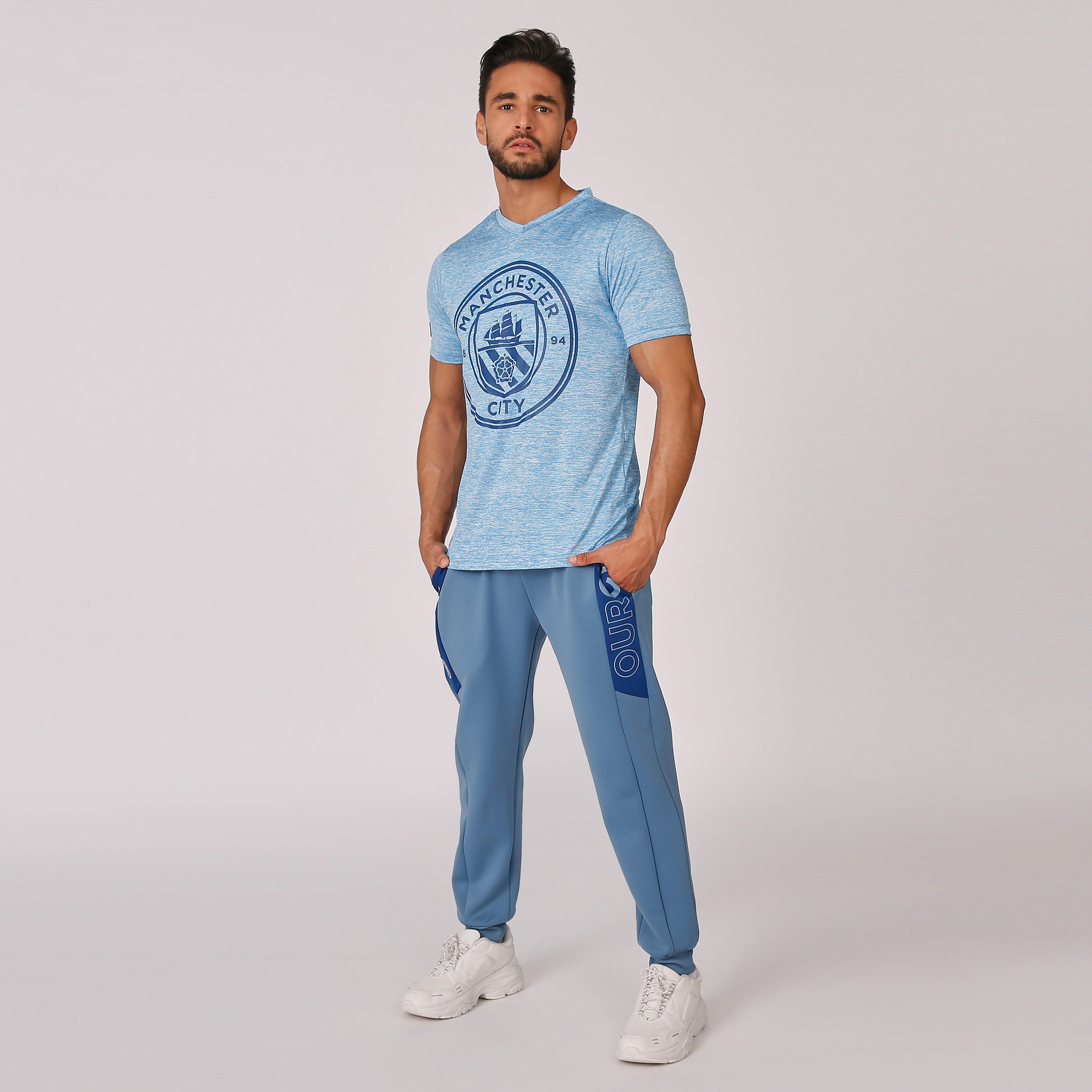 تيشيرت مستدام بياقة V وأكمام قصيرة وطبعات -men-clothing-sportswearandactivewear-tshirtsandpolos-image-2
