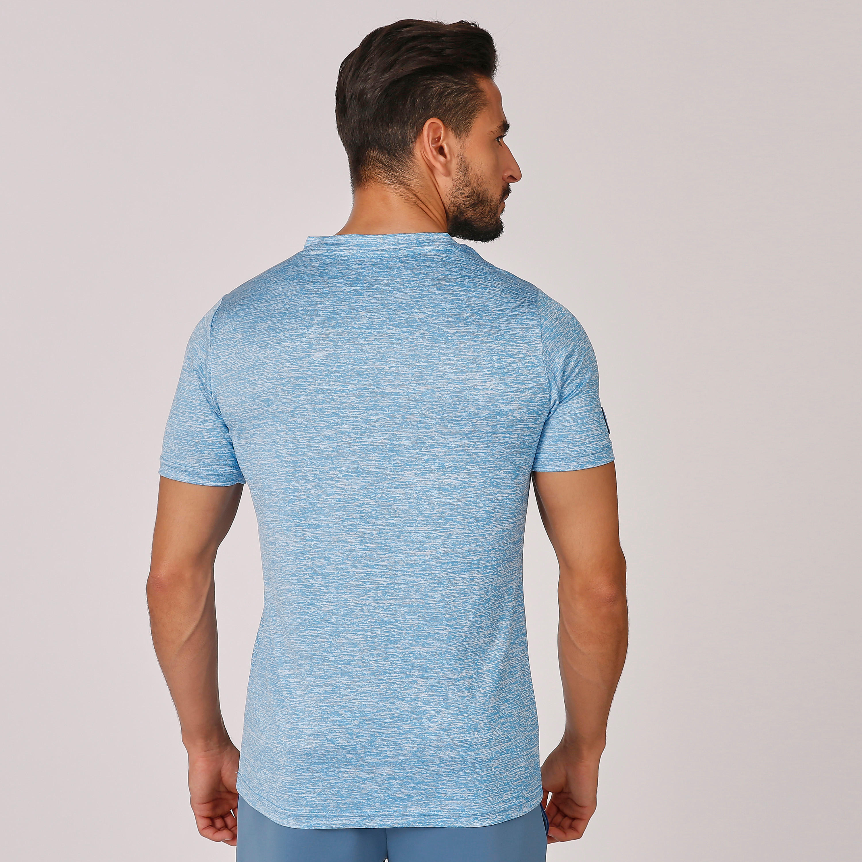 تيشيرت مستدام بياقة V وأكمام قصيرة وطبعات -men-clothing-sportswearandactivewear-tshirtsandpolos-image-3