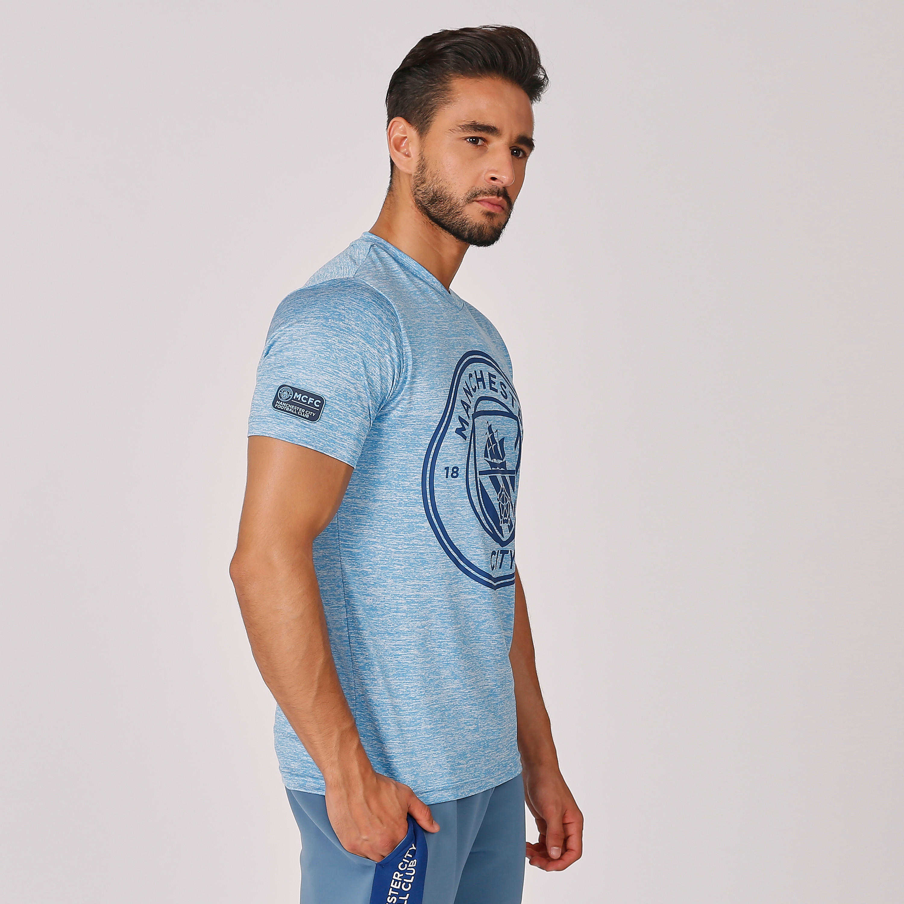 تيشيرت مستدام بياقة V وأكمام قصيرة وطبعات -men-clothing-sportswearandactivewear-tshirtsandpolos-image-4