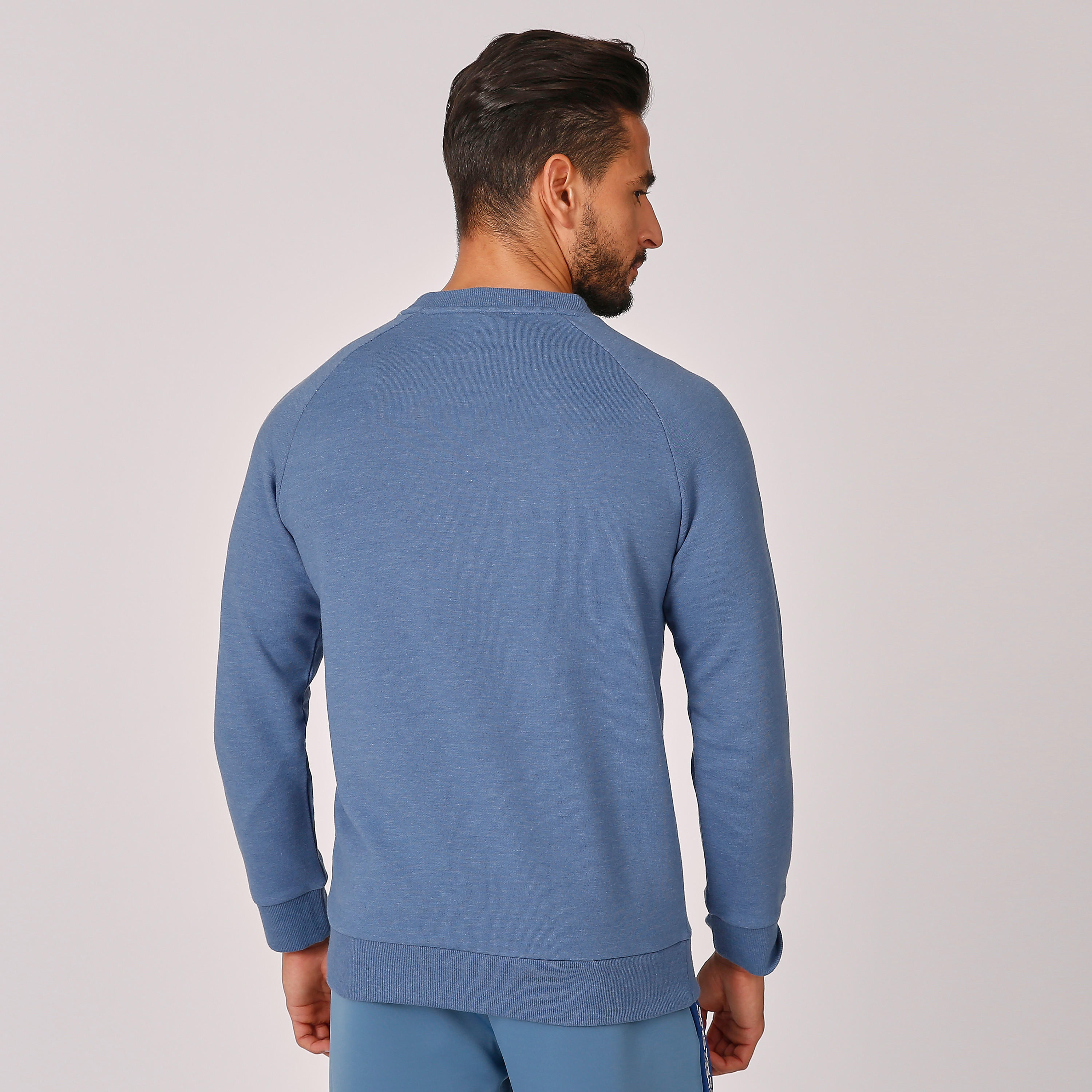 سويت شيرت بأكمام طويلة وجيوب كانجارو وطبعات-men-winterwear-hoodiesandsweatshirts-image-2