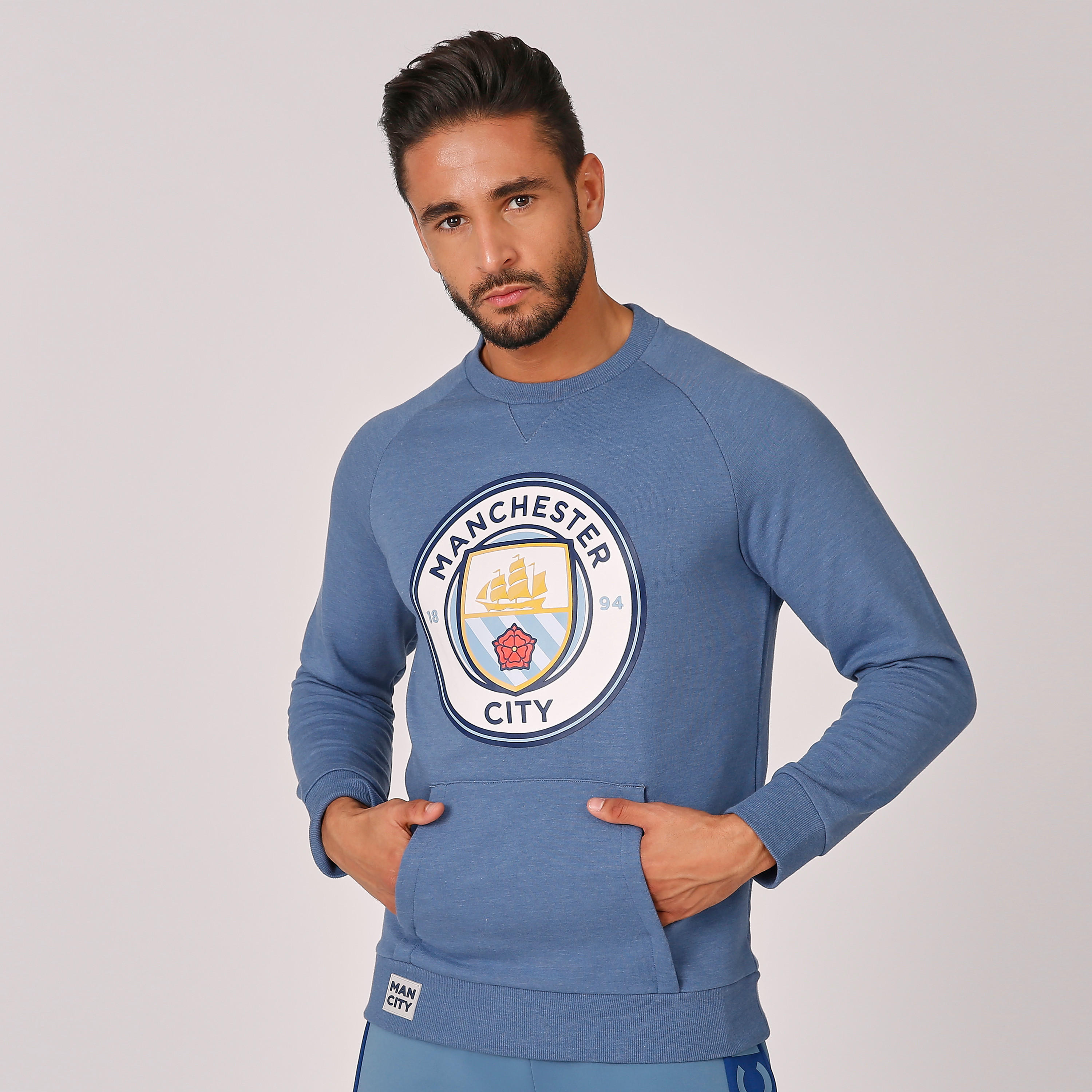 سويت شيرت بأكمام طويلة وجيوب كانجارو وطبعات-men-winterwear-hoodiesandsweatshirts-image-3