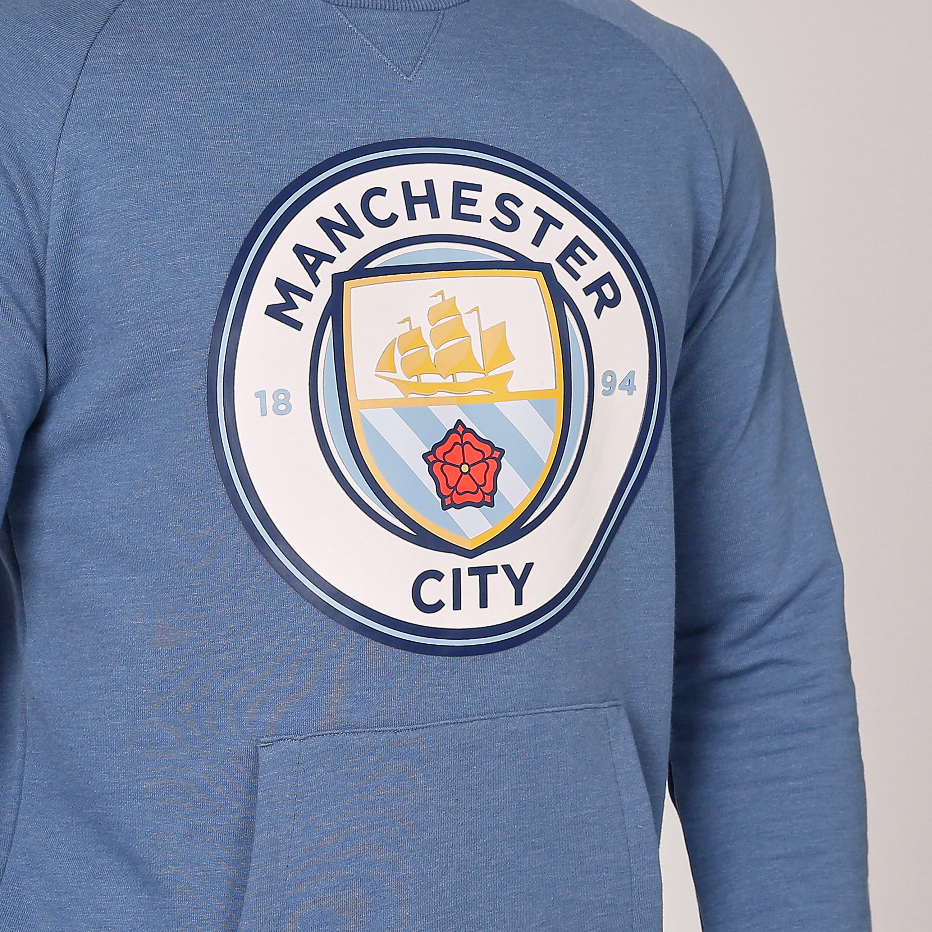 سويت شيرت بأكمام طويلة وجيوب كانجارو وطبعات-men-winterwear-hoodiesandsweatshirts-image-4