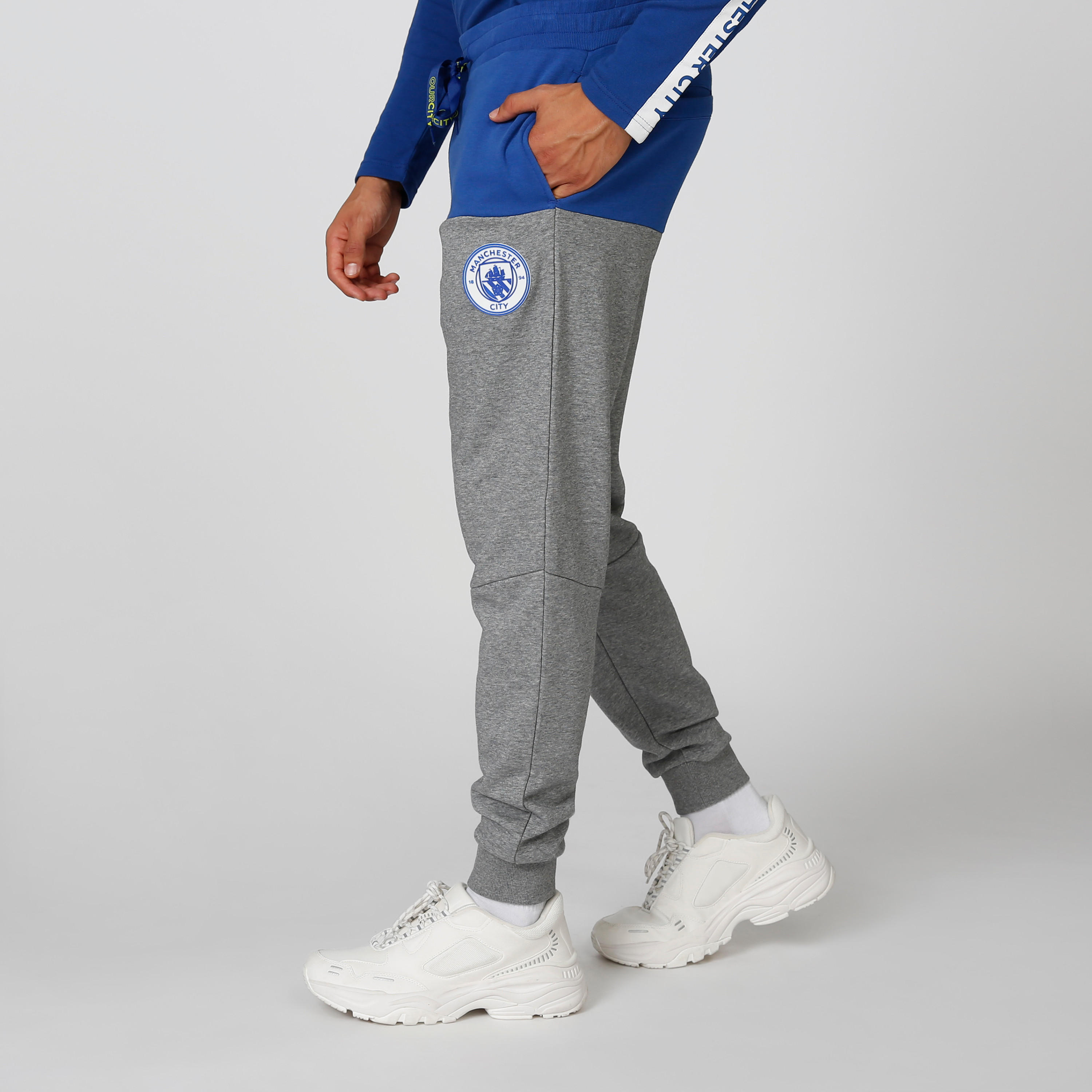 بنطلون رياضي بخصر مطّاطي وطبعات مانشستر سيتي-men-clothing-sportswearandactivewear-bottoms-image-3