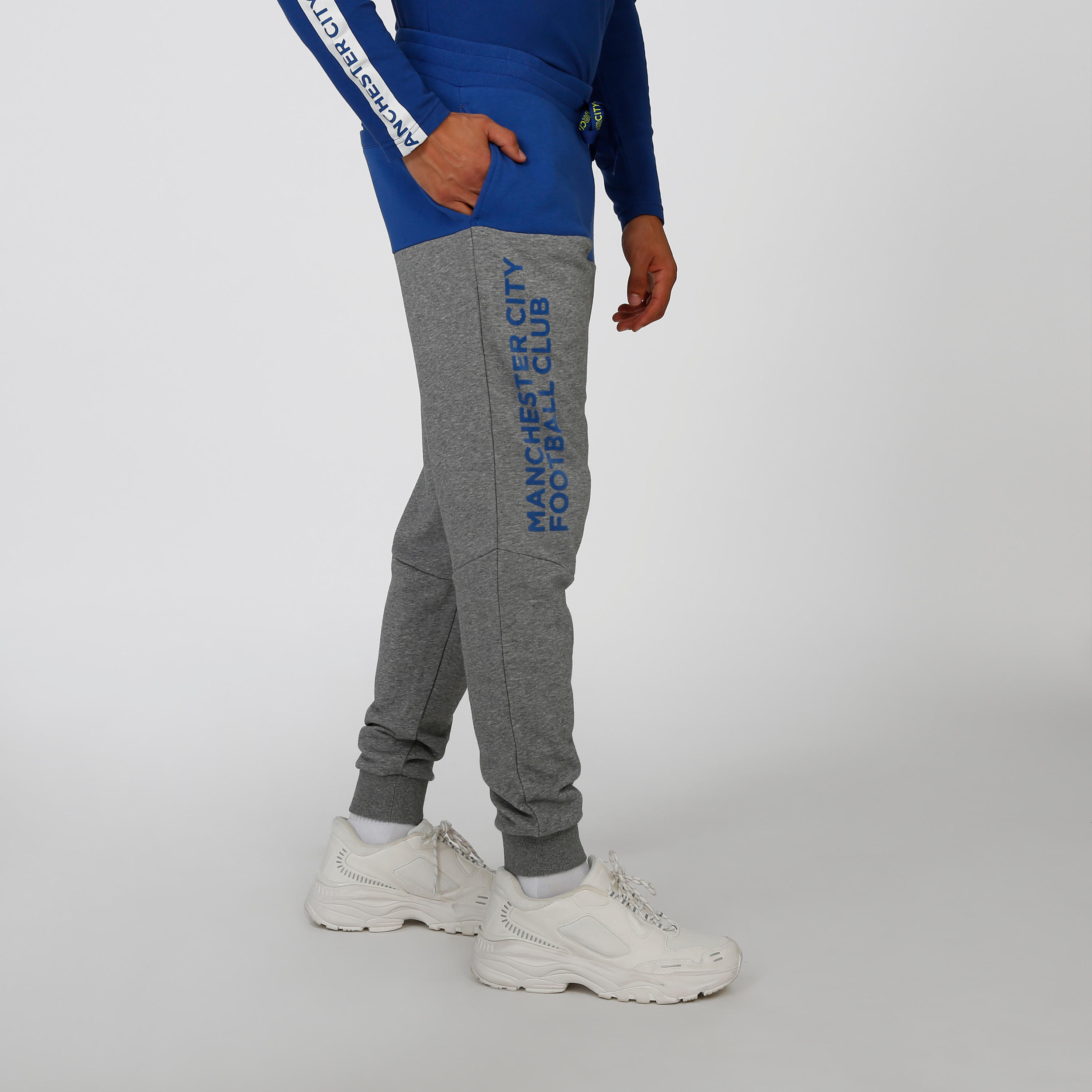 بنطلون رياضي بخصر مطّاطي وطبعات مانشستر سيتي-men-clothing-sportswearandactivewear-bottoms-image-4