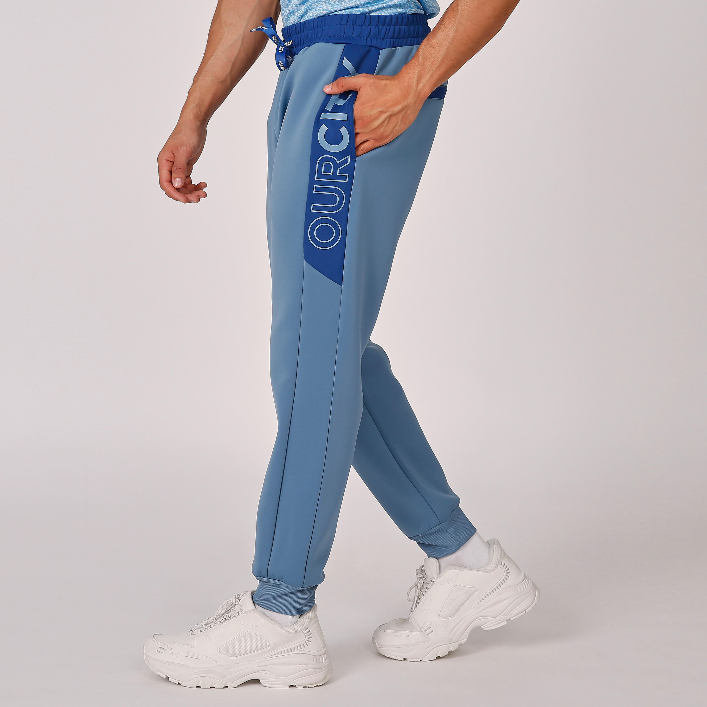 بنطلون رياضي برباط وجيوب وطبعات-men-clothing-sportswearandactivewear-bottoms-image-3