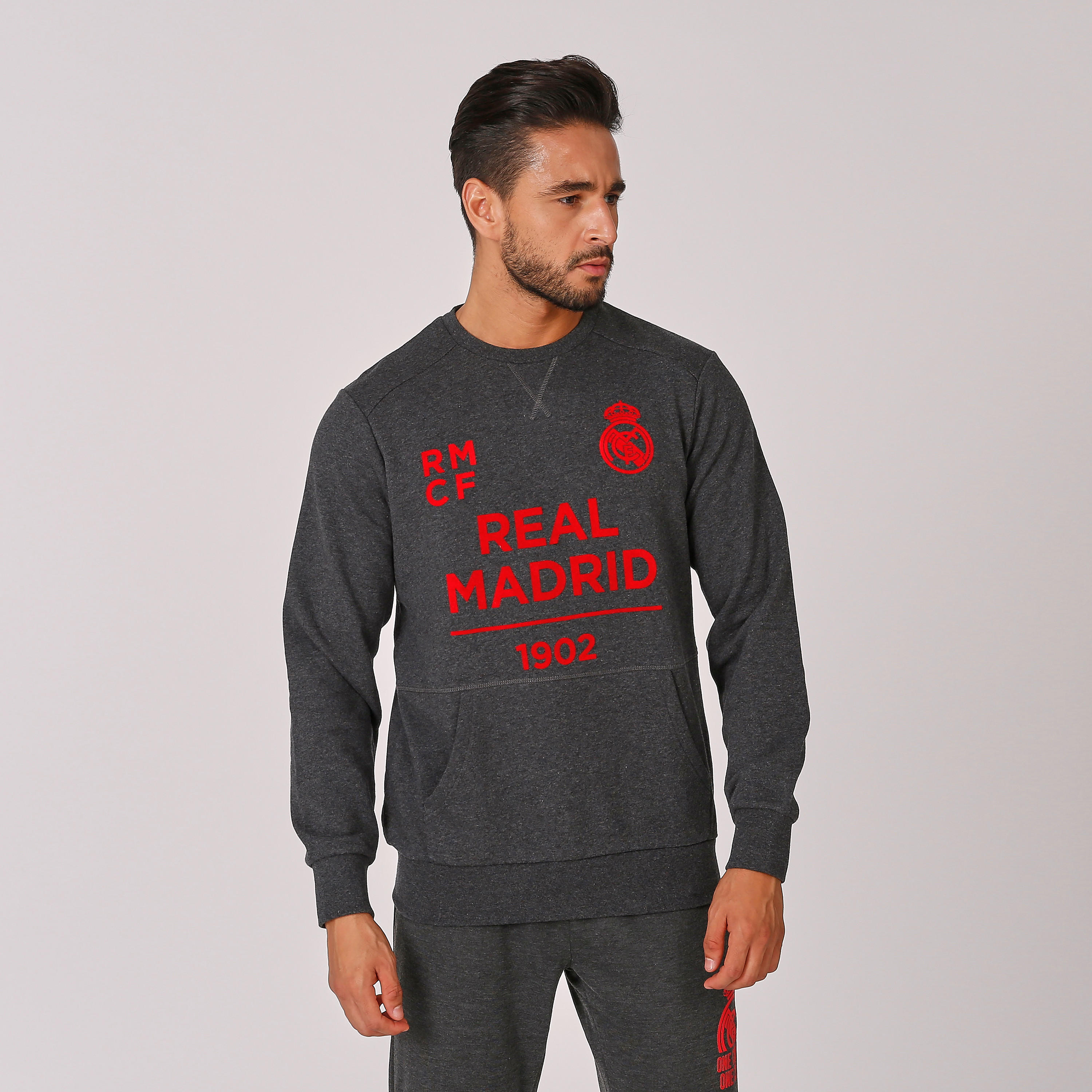 سويت شيرت بأكمام طويلة وجيوب كانجارو وطبعات ريال مدريد-men-winterwear-hoodiesandsweatshirts-image-1