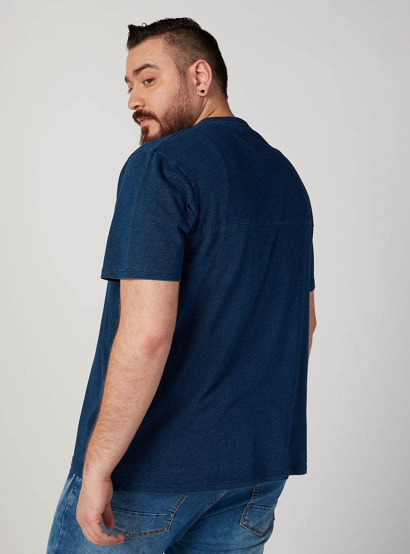 تيشيرت بياقة مستديرة وأكمام قصيرة وطبعات من كابا-men-clothing-sportswearandactivewear-tshirtsandpolos-image-1