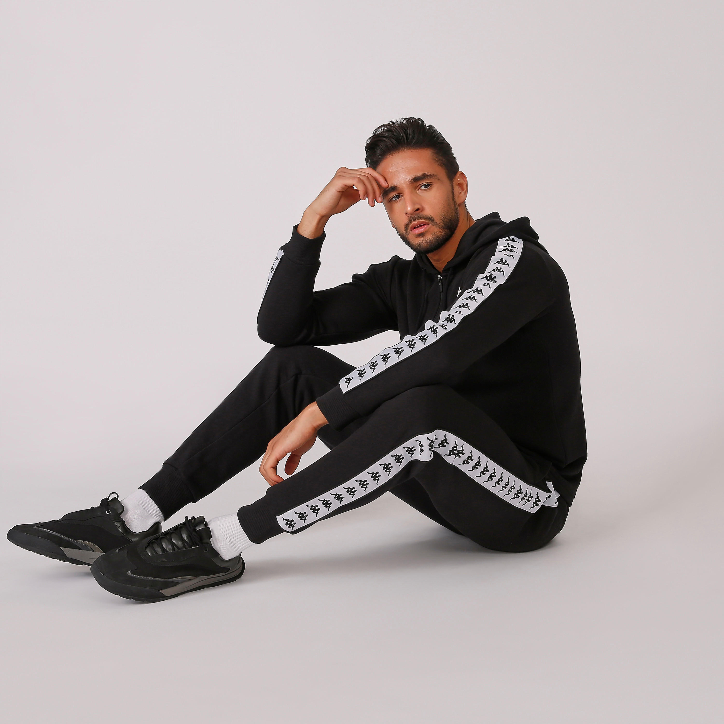بدلة رياضية بطبعات من كابا-men-clothing-sportswearandactivewear-tracksuits-image-1