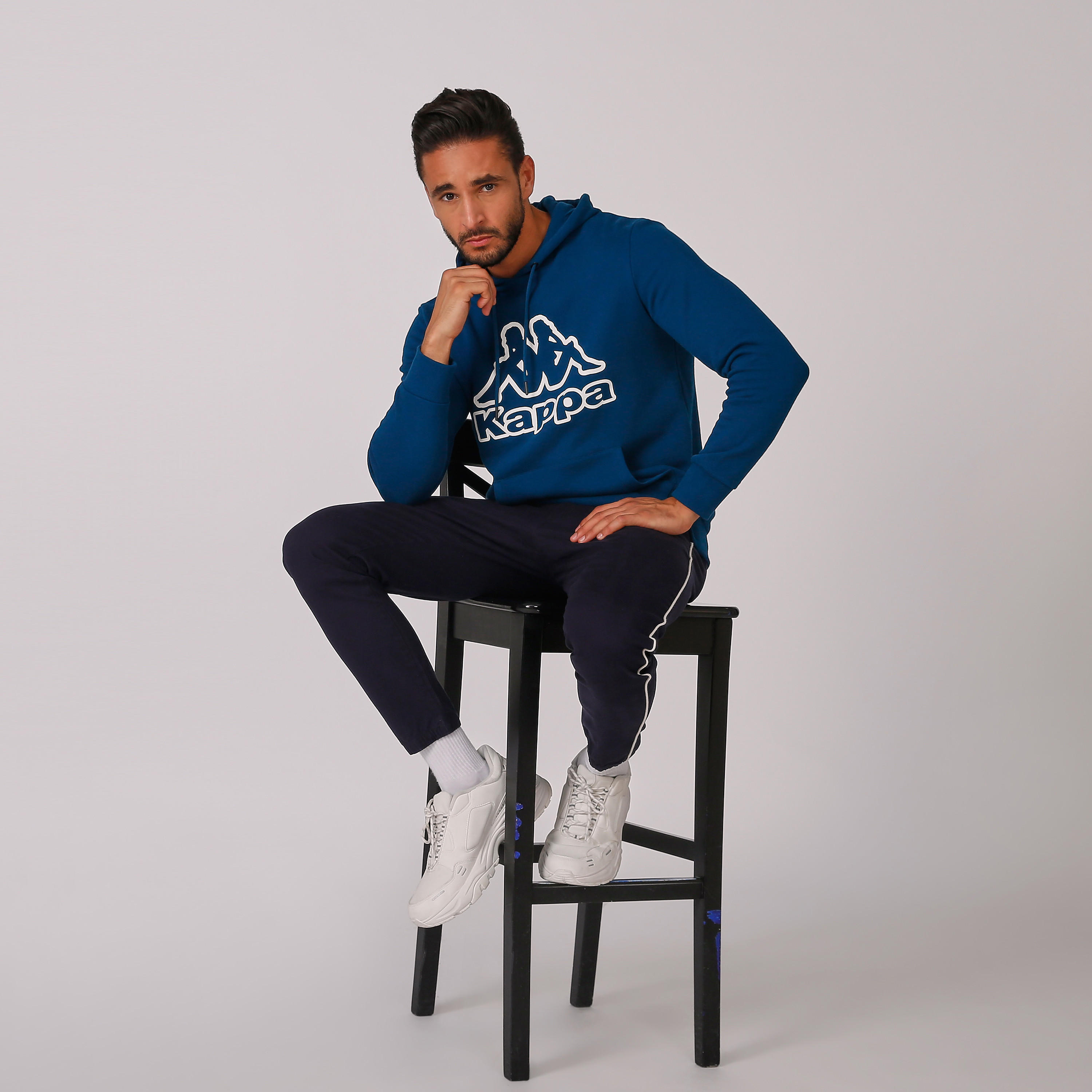 سويت شيرت بقبعة وجيوب كانجارو وطبعات من كابا-men-winterwear-hoodiesandsweatshirts-image-6
