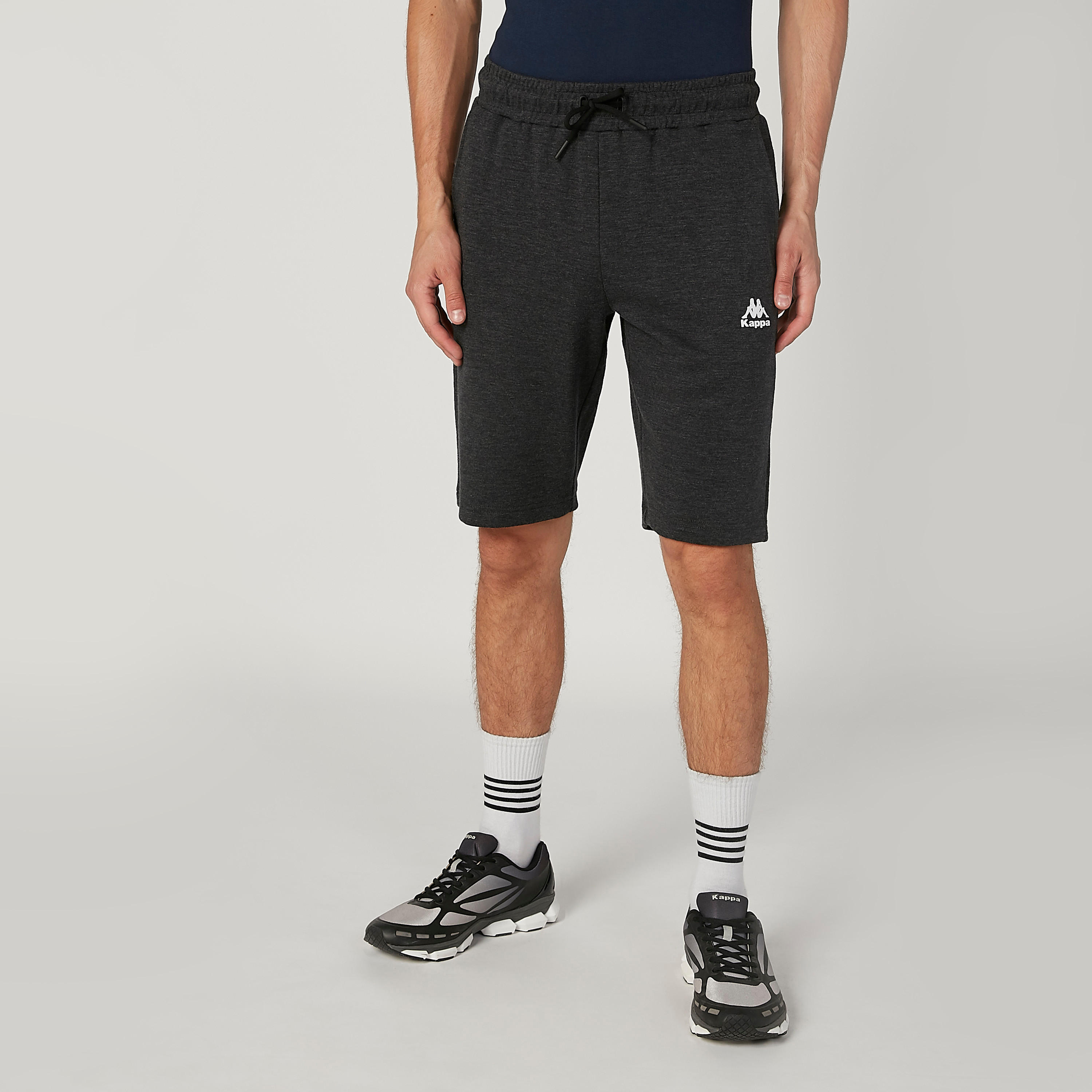 شورت بخصر مطاطي وجيوب وطبعات من كابا-men-clothing-sportswearandactivewear-bottoms-image-1
