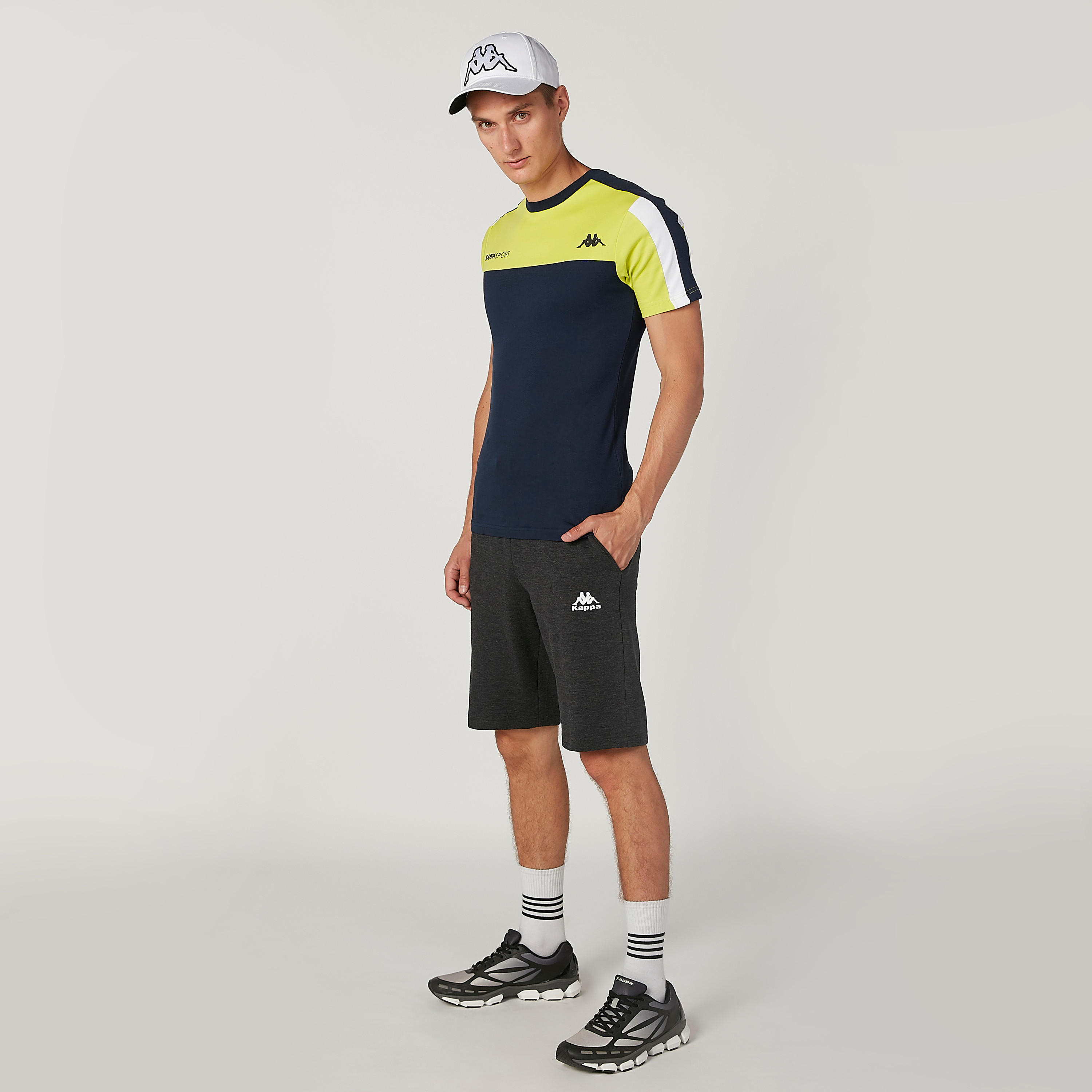 شورت بخصر مطاطي وجيوب وطبعات من كابا-men-clothing-sportswearandactivewear-bottoms-image-2
