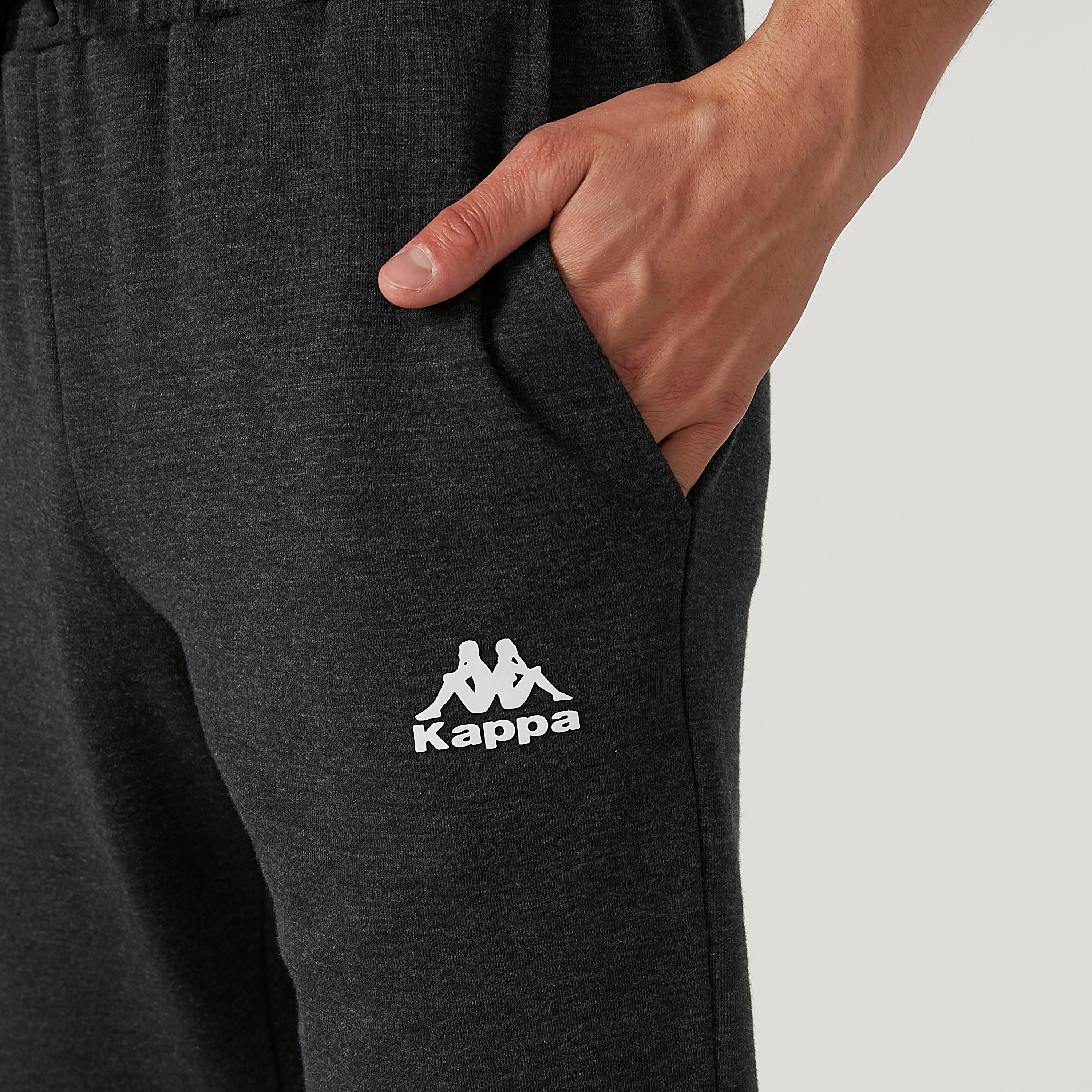 شورت بخصر مطاطي وجيوب وطبعات من كابا-men-clothing-sportswearandactivewear-bottoms-image-3