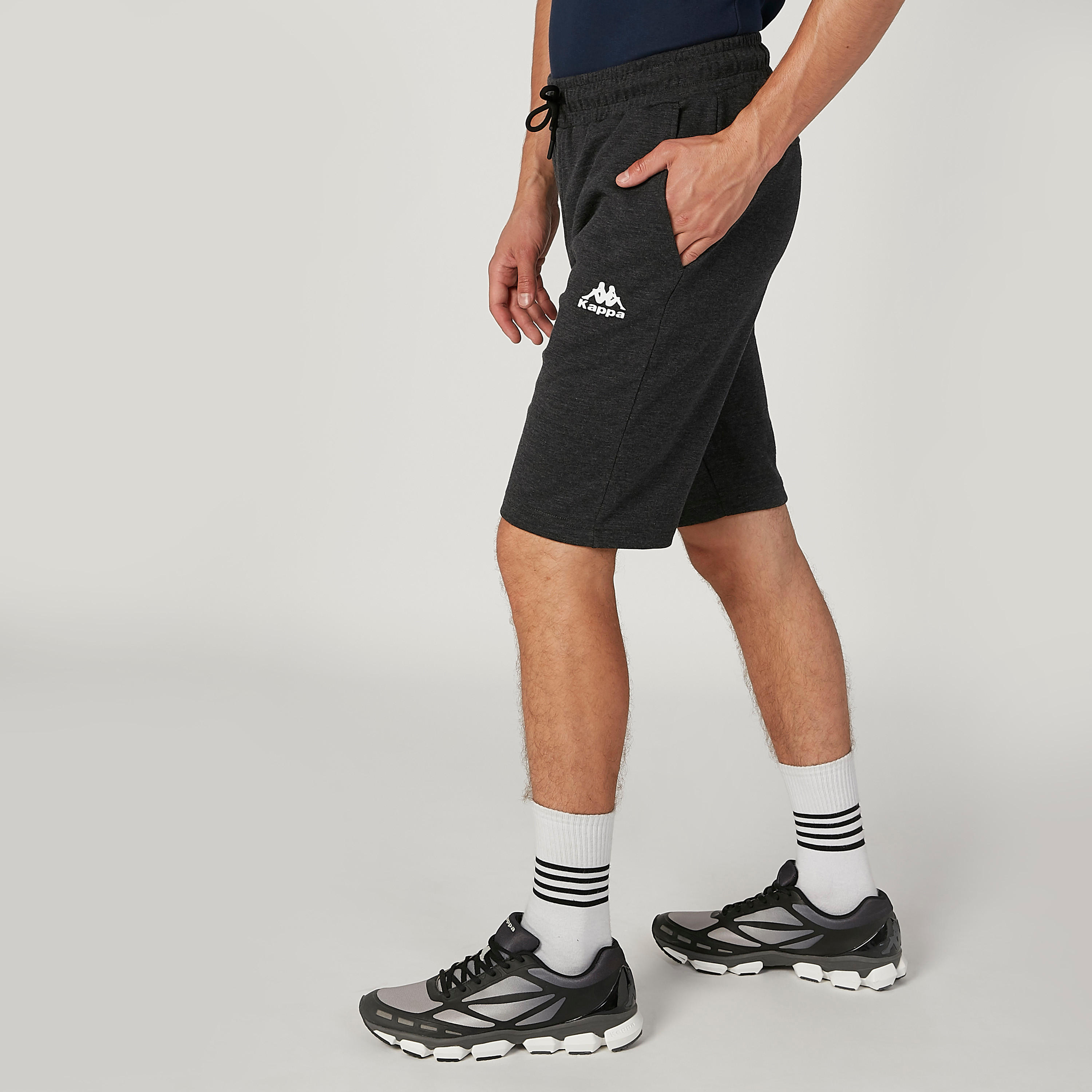 شورت بخصر مطاطي وجيوب وطبعات من كابا-men-clothing-sportswearandactivewear-bottoms-image-5