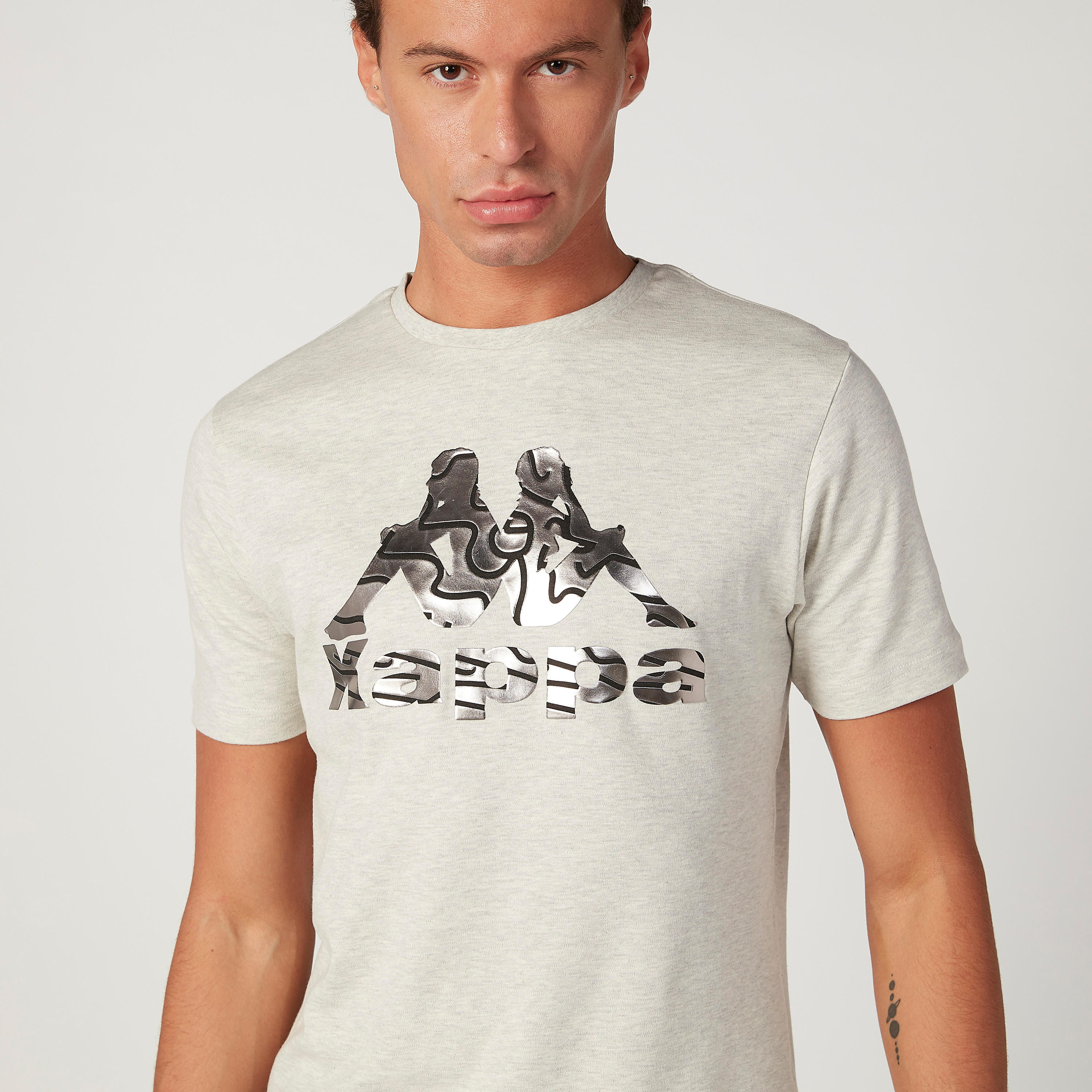 تيشيرت بياقة مستديرة وأكمام قصيرة وطبعات من كابا-men-clothing-tshirtsandpolos-tshirts-image-3