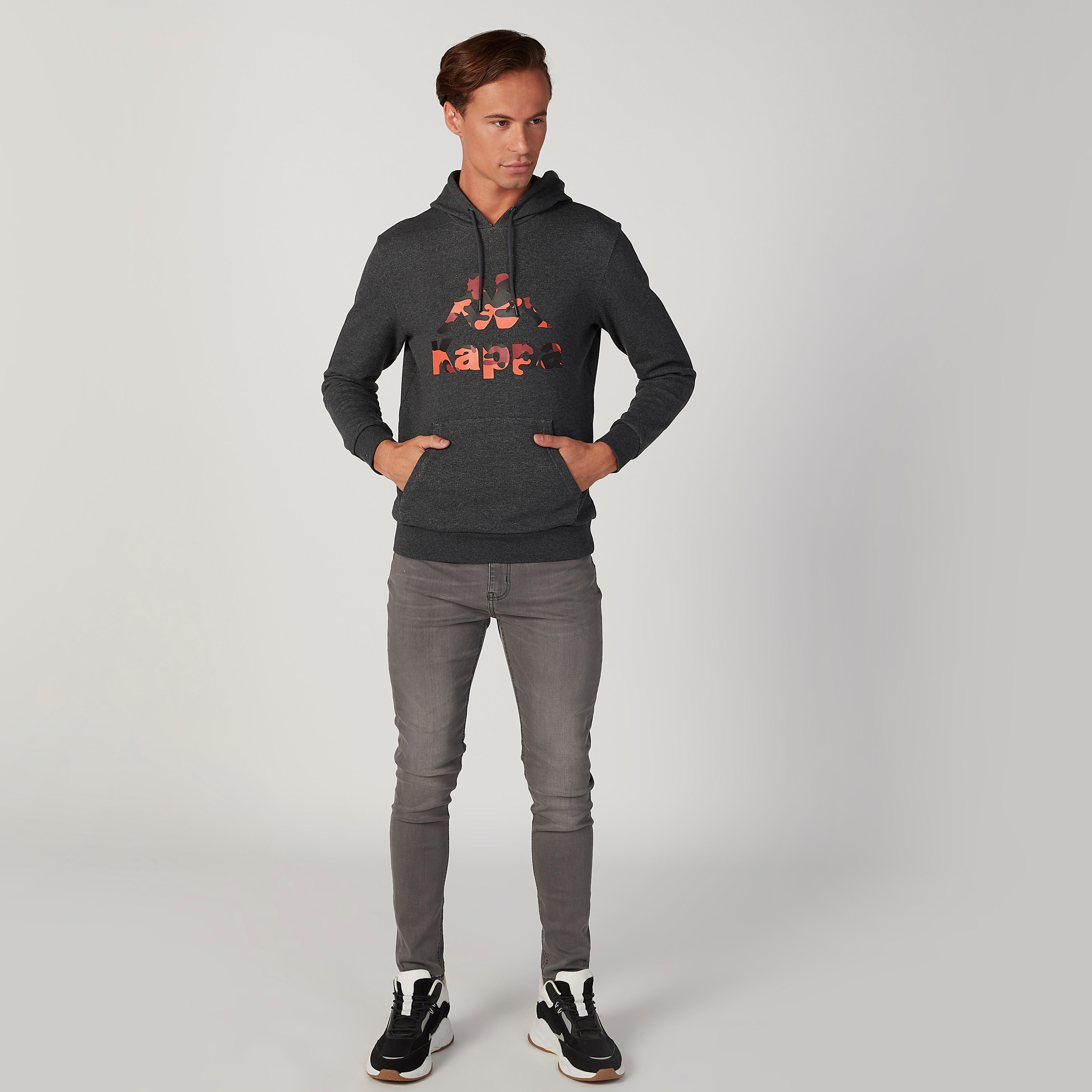 كنزة بقبعة بأكمام طويلة وطبعات من كابا-men-winterwear-hoodiesandsweatshirts-image-2