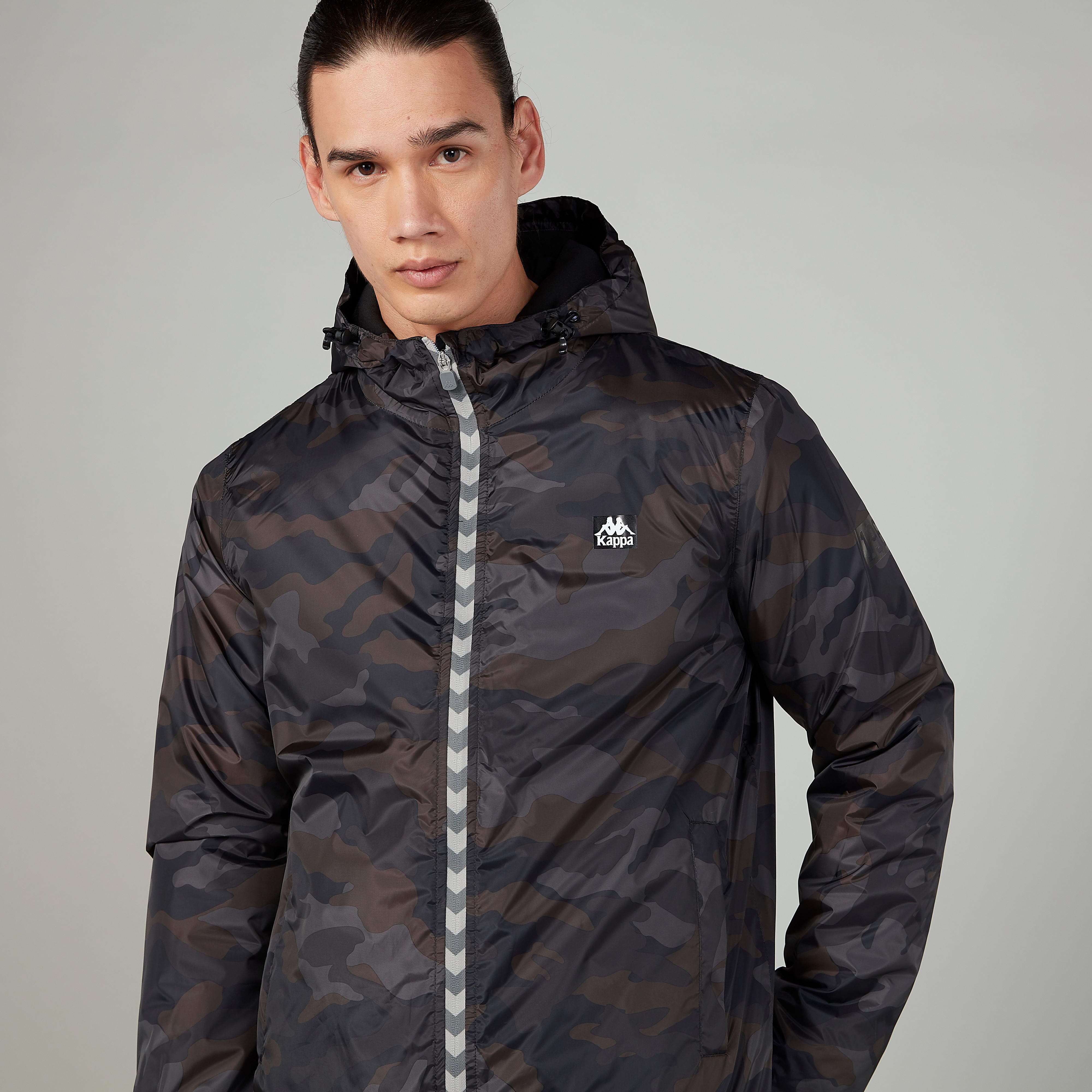 جاكيت بقبعة وأكمام طويلة وطبعات من كابا-men-clothing-jacketsandblazers-jackets-image-3