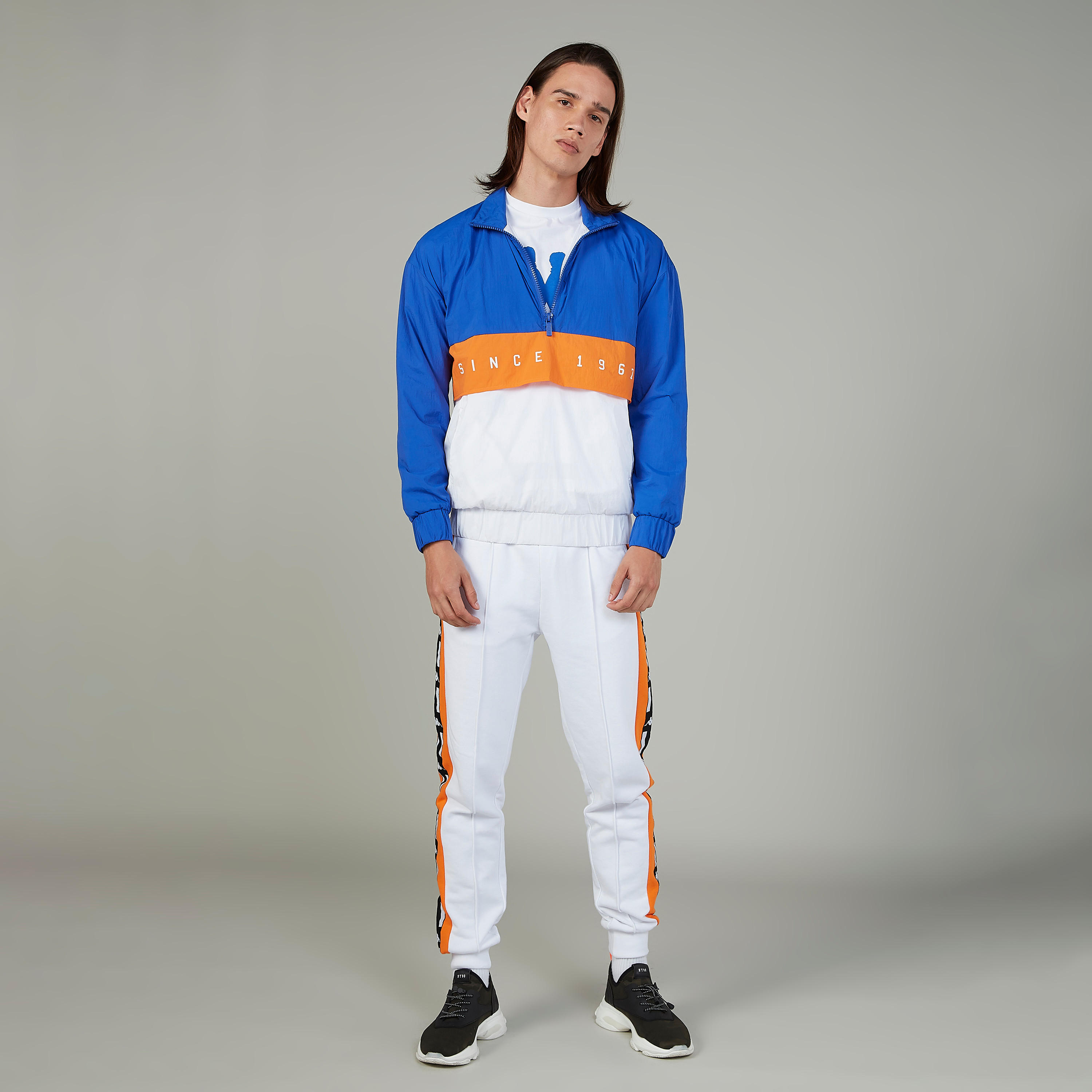 تيشيرت بياقة ضيّقة وأكمام قصيرة وطبعات من كابا-men-clothing-sportswearandactivewear-tshirtsandpolos-image-2