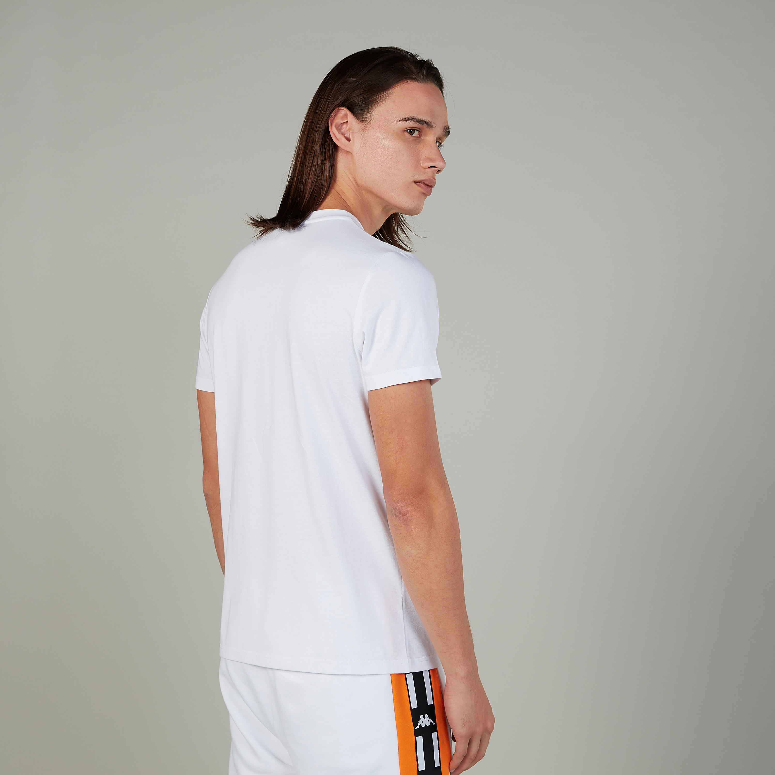 تيشيرت بياقة ضيّقة وأكمام قصيرة وطبعات من كابا-men-clothing-sportswearandactivewear-tshirtsandpolos-image-4
