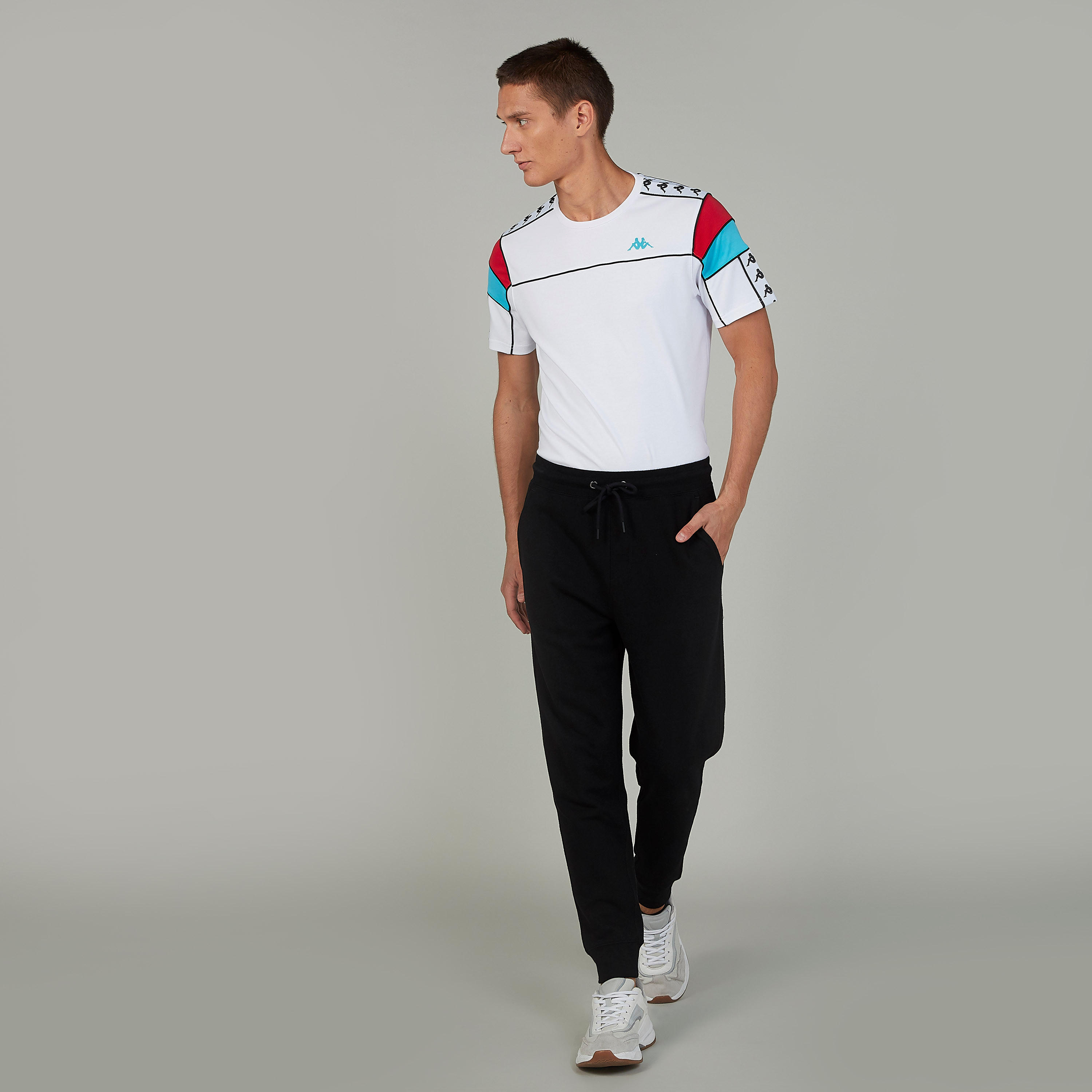 تيشيرت بياقة ضيّقة وأكمام قصيرة وطبعات من كابا-men-clothing-sportswearandactivewear-tshirtsandpolos-image-2
