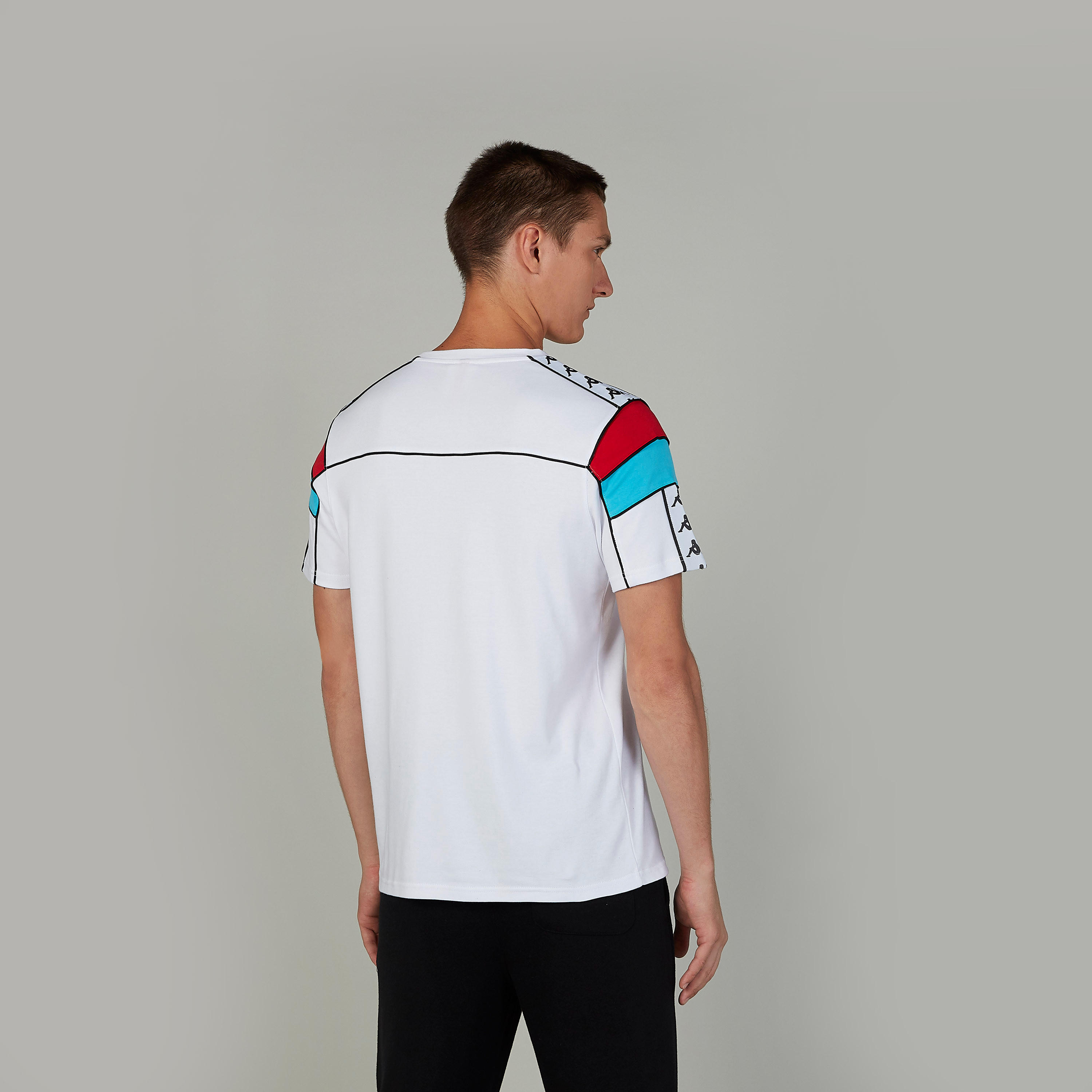 تيشيرت بياقة ضيّقة وأكمام قصيرة وطبعات من كابا-men-clothing-sportswearandactivewear-tshirtsandpolos-image-4