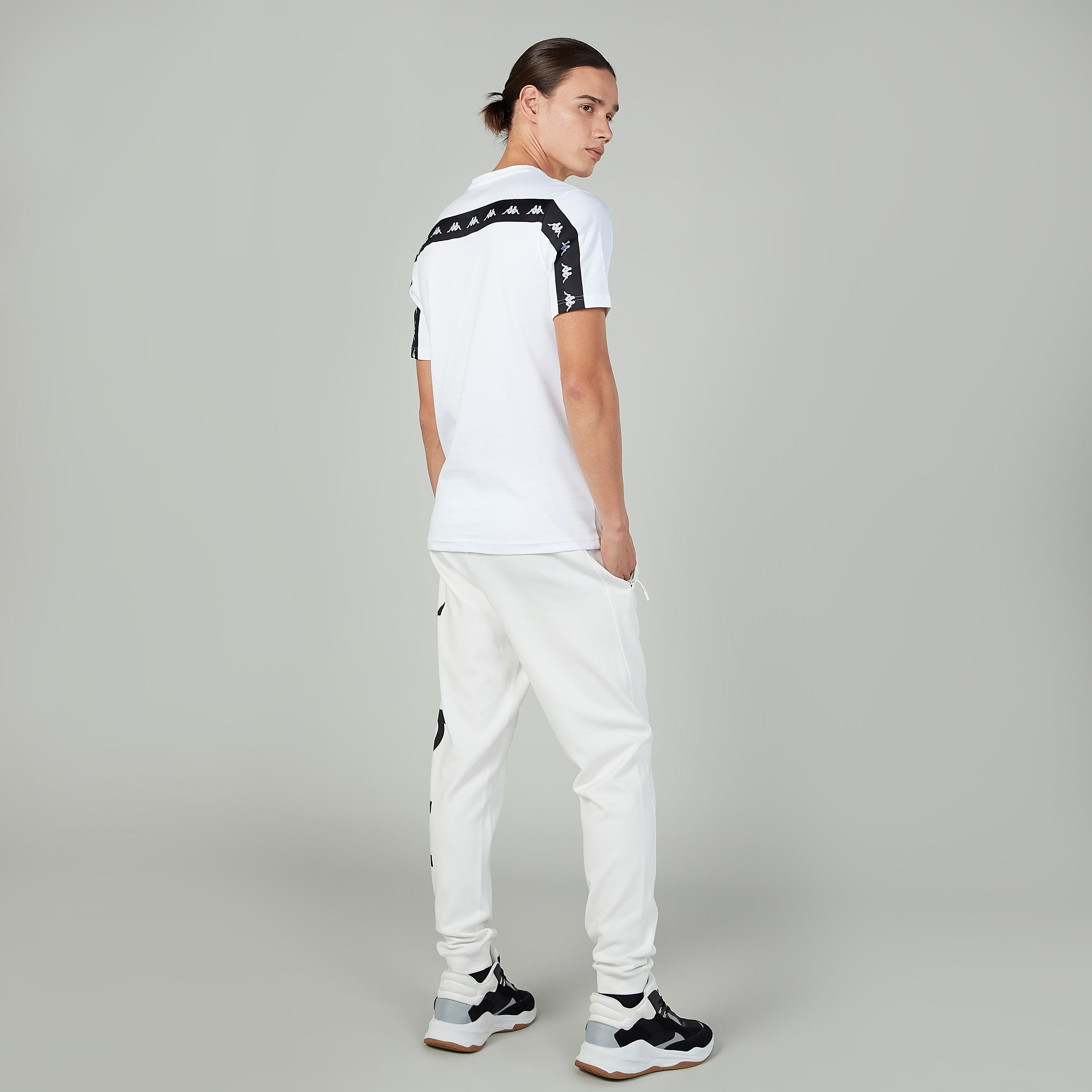 تيشيرت بياقة مستديرة وأكمام قصيرة وطبعات من كابا-men-clothing-sportswearandactivewear-tshirtsandpolos-image-2